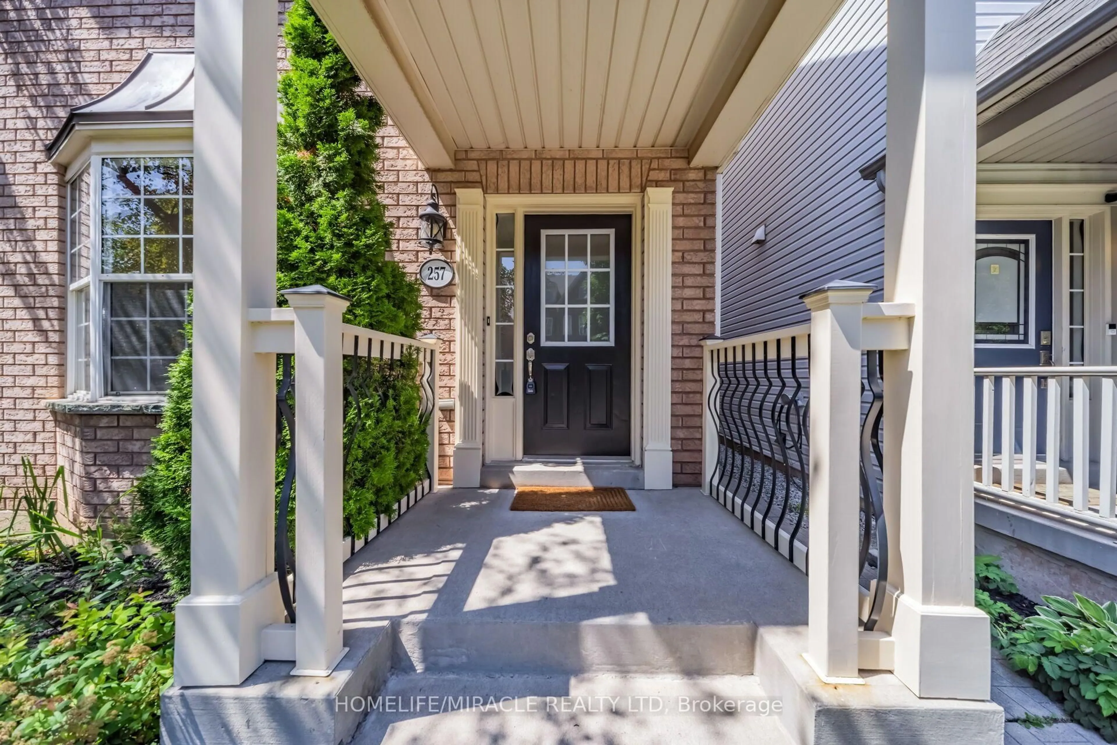 Indoor entryway for 257 Gatwick Dr, Oakville Ontario L6H 7K3