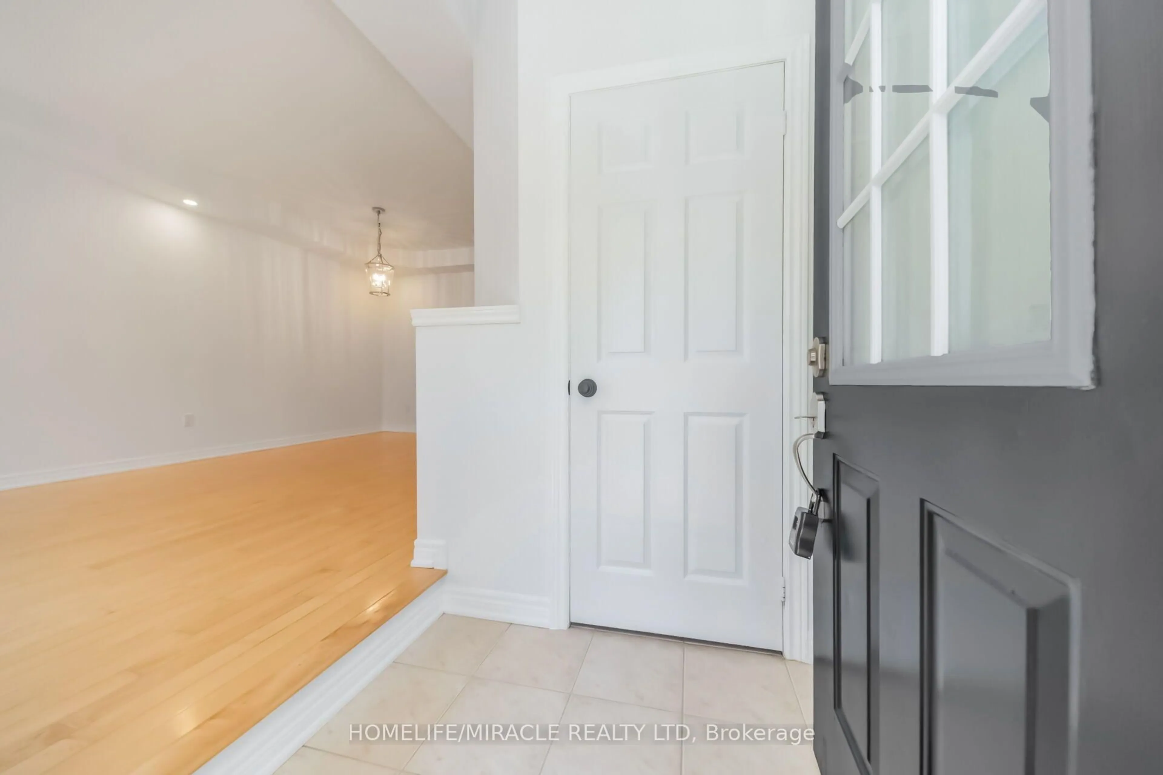 Indoor entryway for 257 Gatwick Dr, Oakville Ontario L6H 7K3