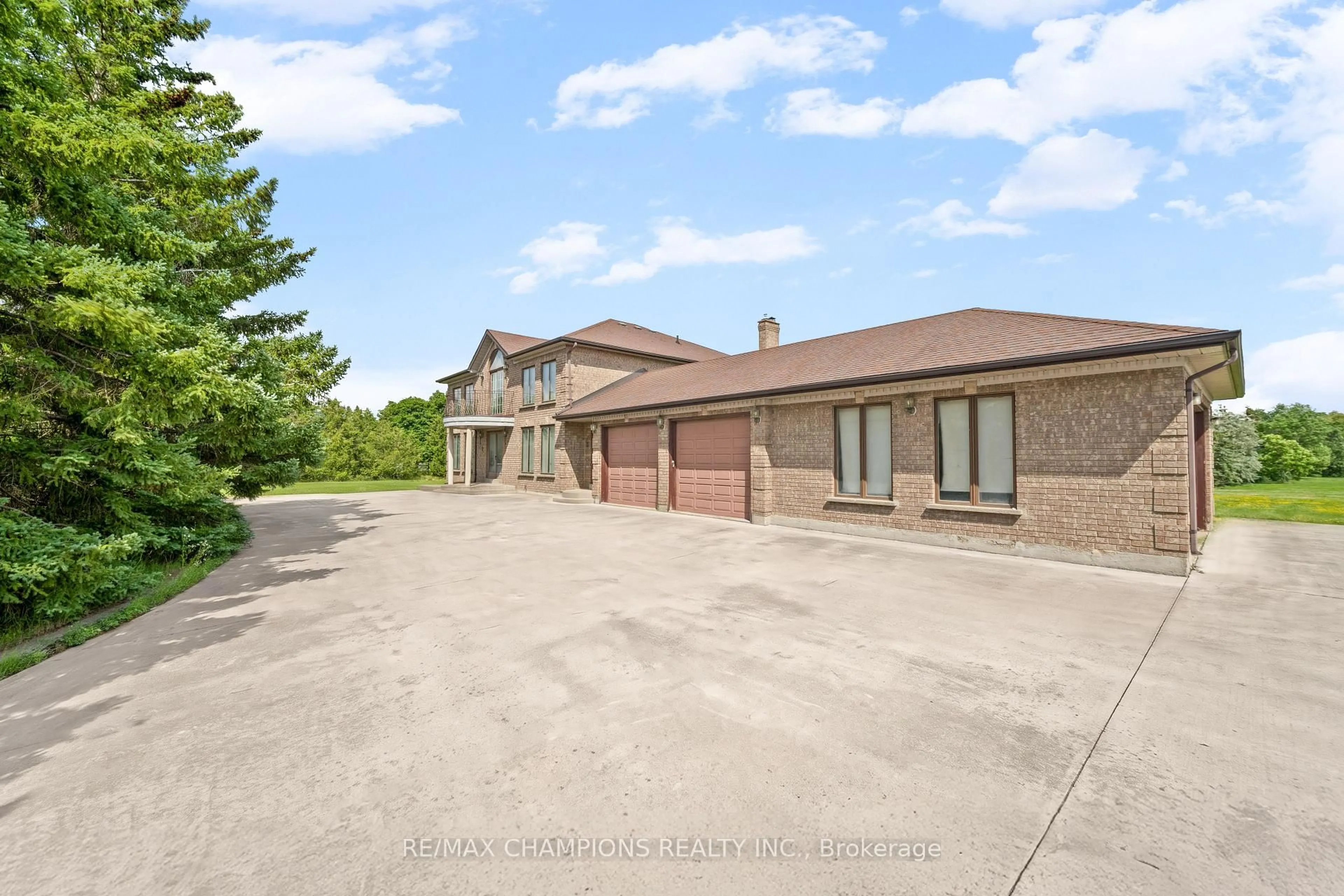 A pic from outside/outdoor area/front of a property/back of a property/a pic from drone, water/lake/river/ocean view for 4047 Countryside Dr, Brampton Ontario L6P 0T4