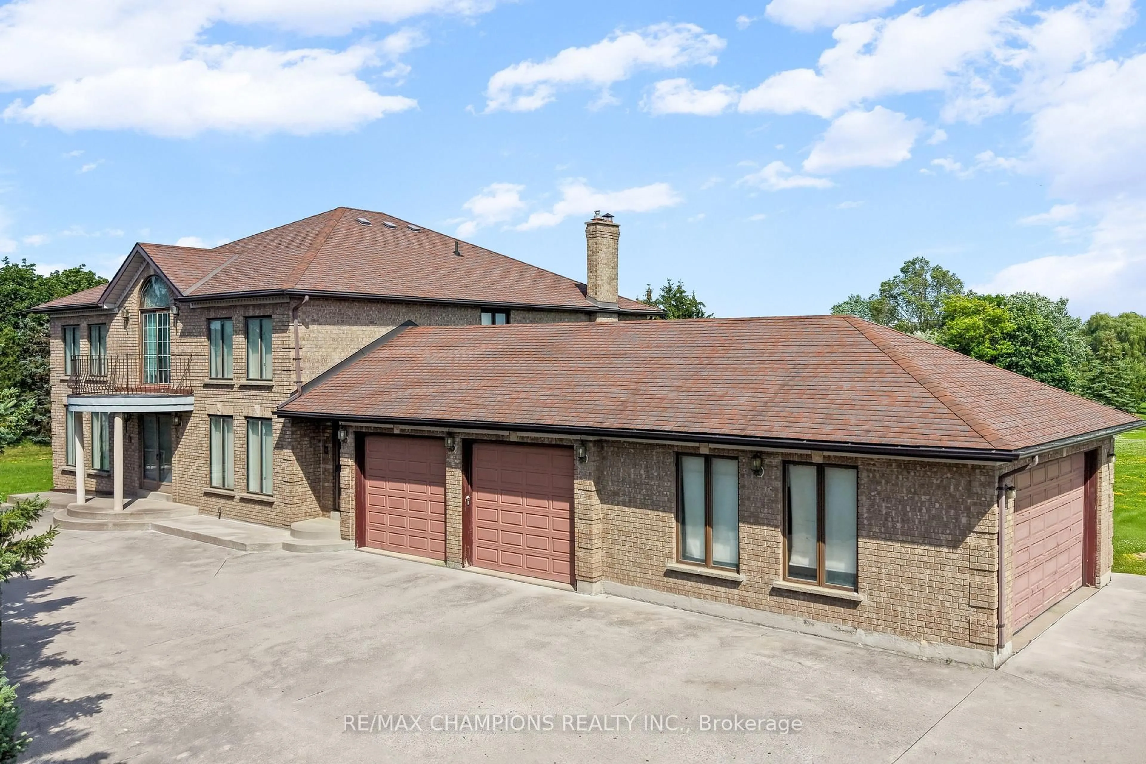 A pic from outside/outdoor area/front of a property/back of a property/a pic from drone, building for 4047 Countryside Dr, Brampton Ontario L6P 0T4