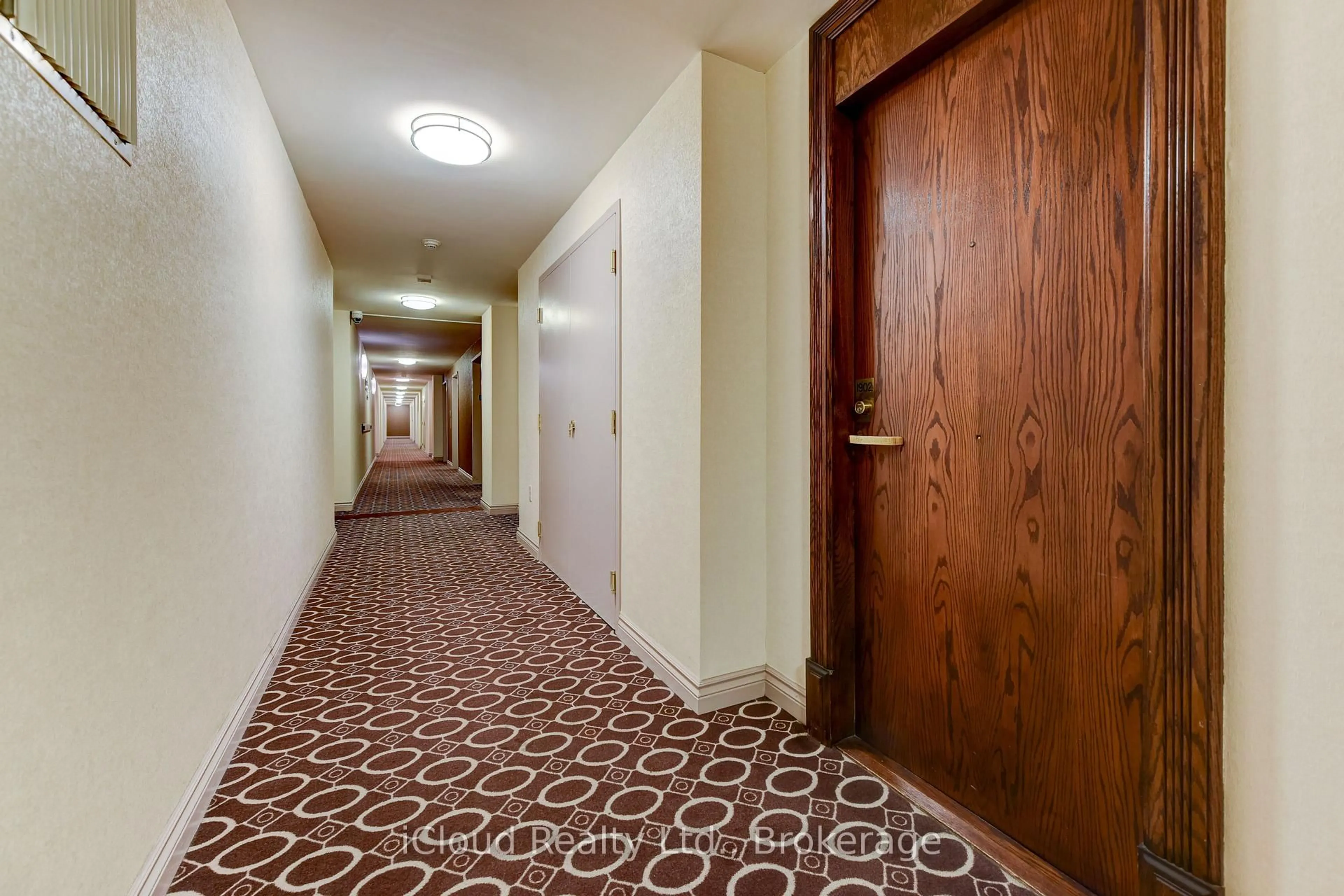 Indoor foyer for 156 Enfield Pl #1902, Mississauga Ontario L5B 4L8