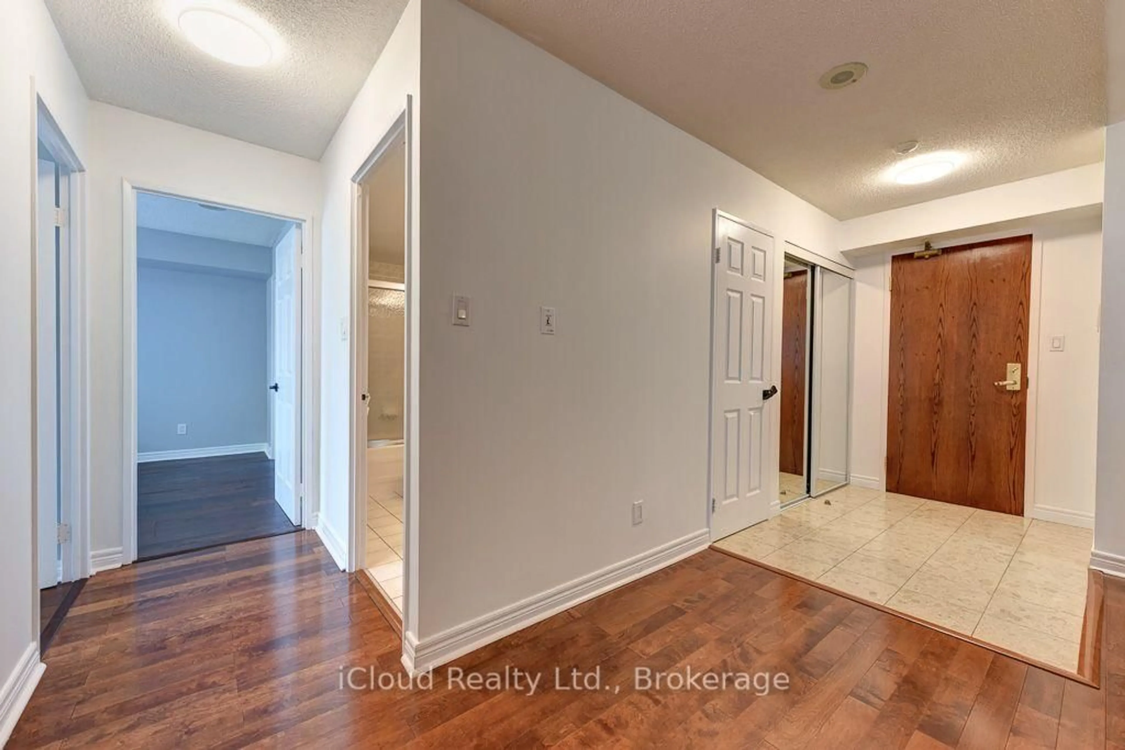 Indoor entryway for 156 Enfield Pl #1902, Mississauga Ontario L5B 4L8