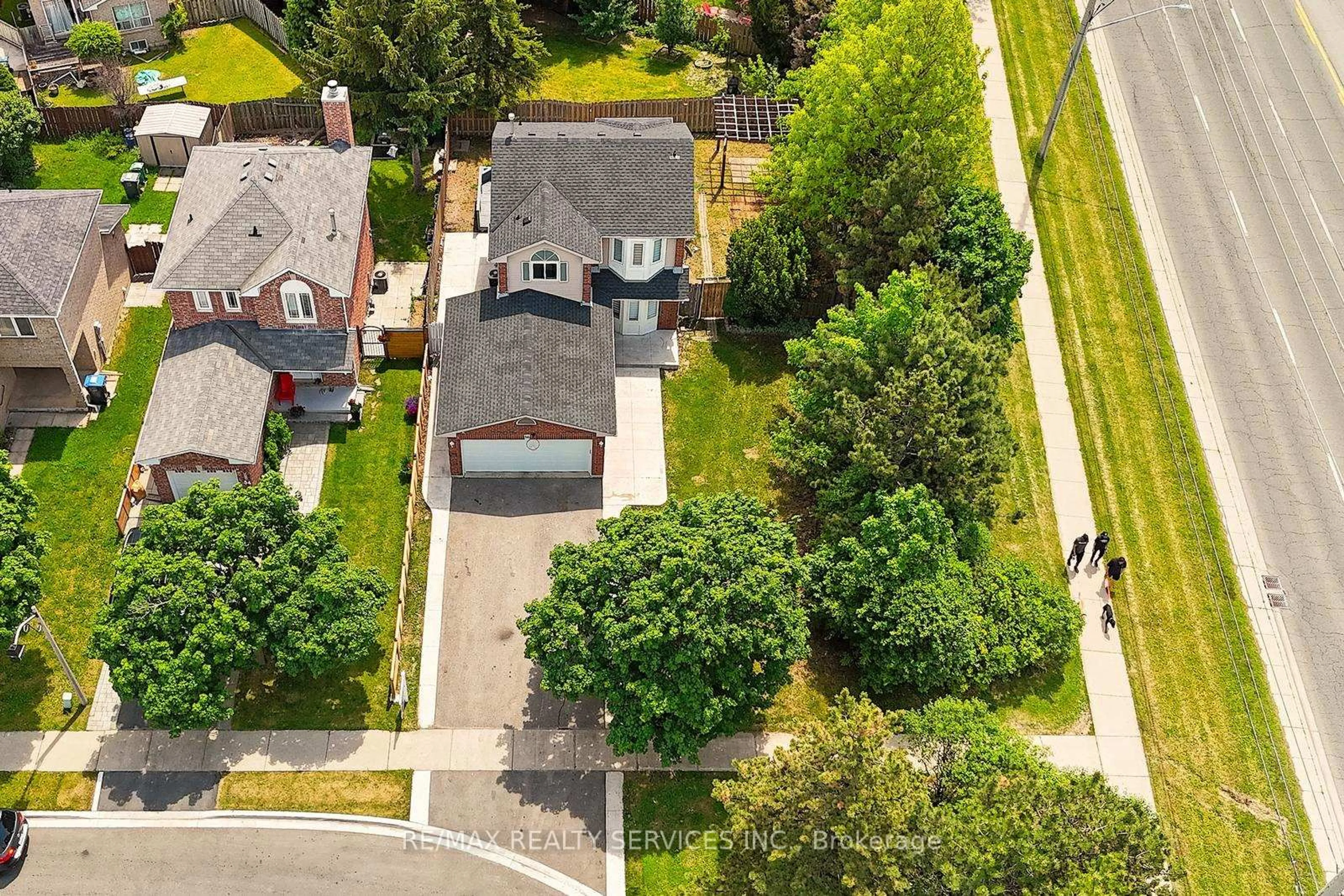 A pic from outside/outdoor area/front of a property/back of a property/a pic from drone, street for 56 Mullis Cres, Brampton Ontario L6Y 4T2