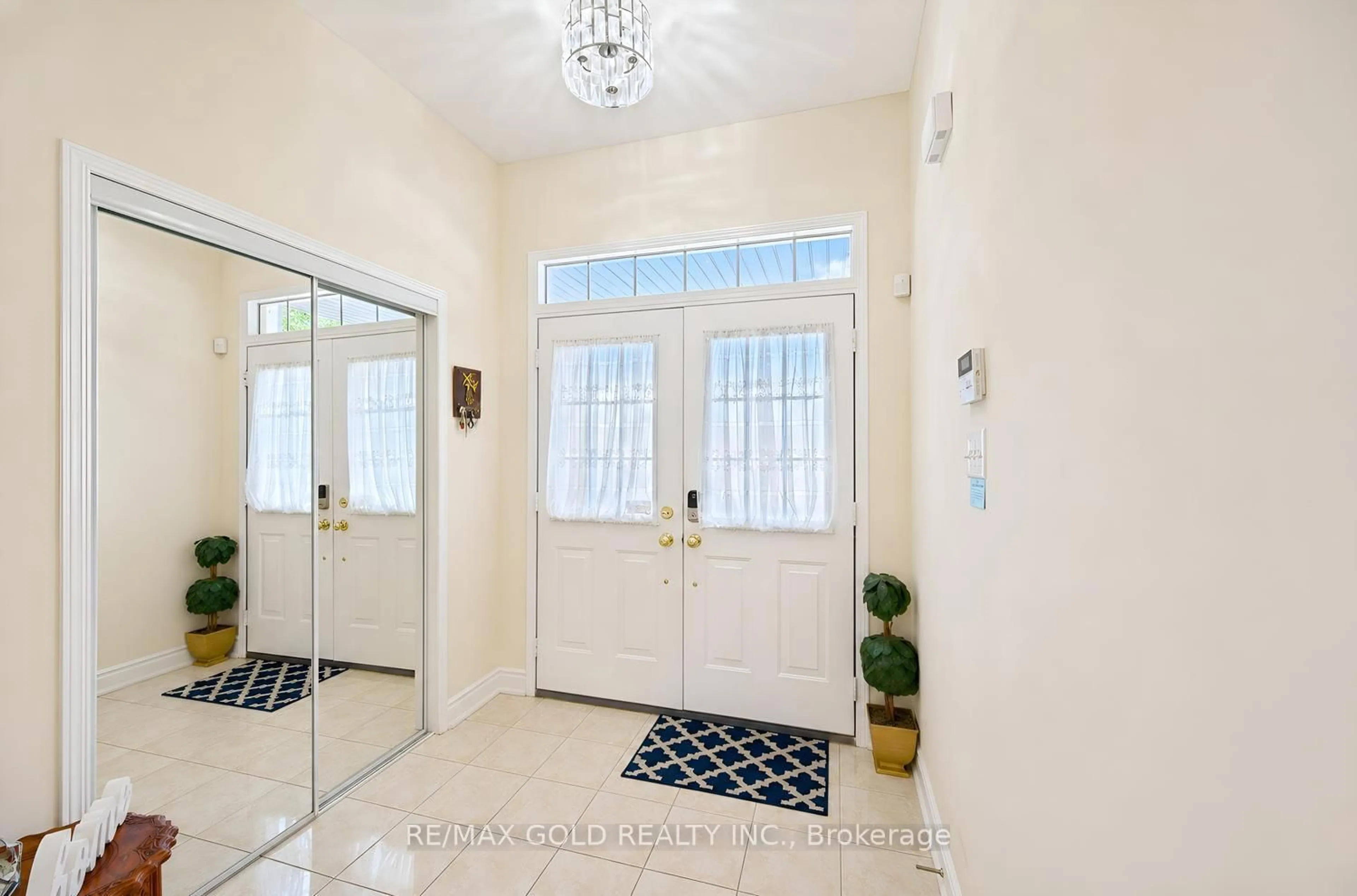 Indoor entryway for 14 Maddybeth Cres, Brampton Ontario L6Y 5R7