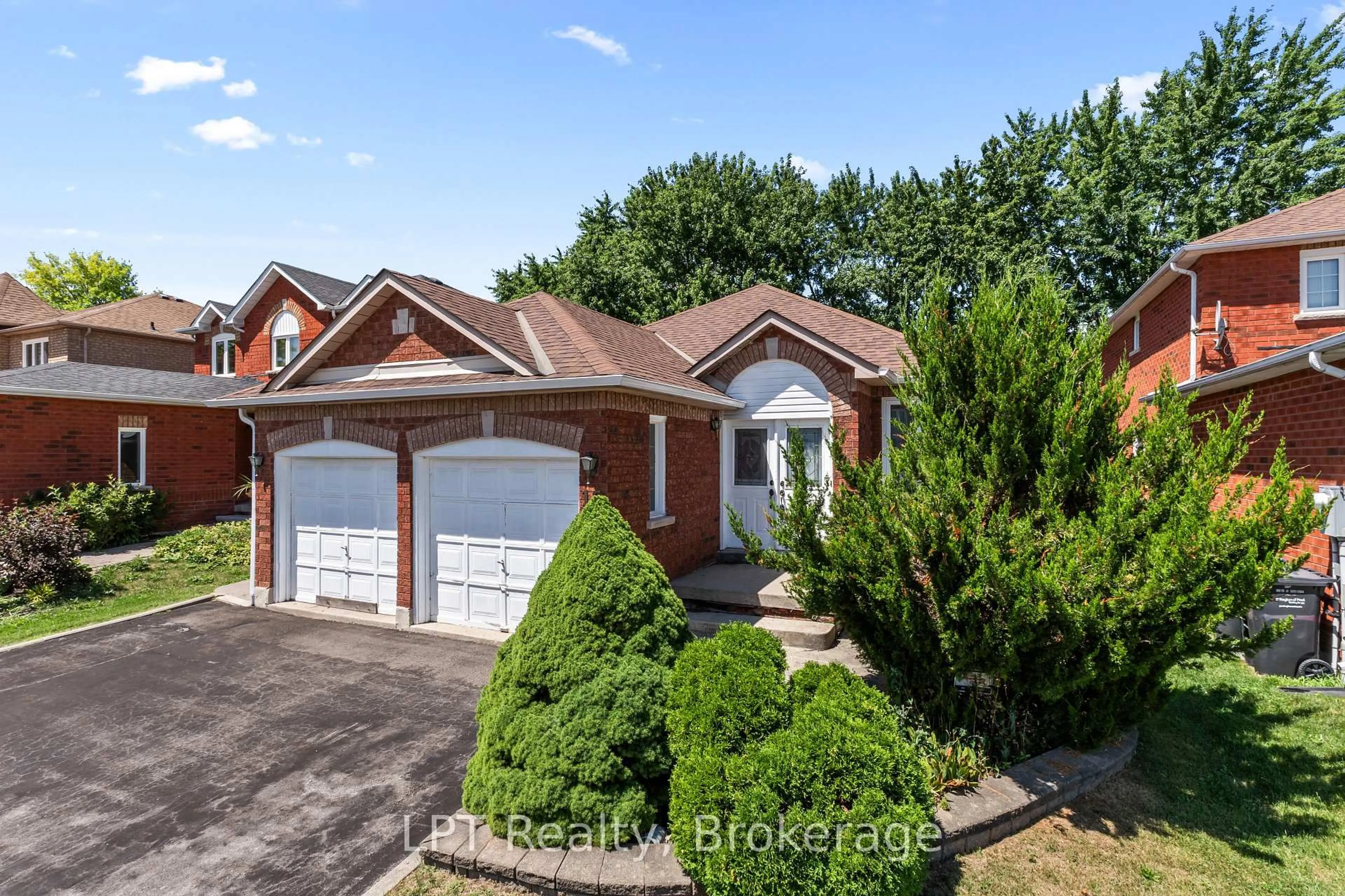 A pic from outside/outdoor area/front of a property/back of a property/a pic from drone, street for 15 Esposito Dr, Caledon Ontario L7E 1T3