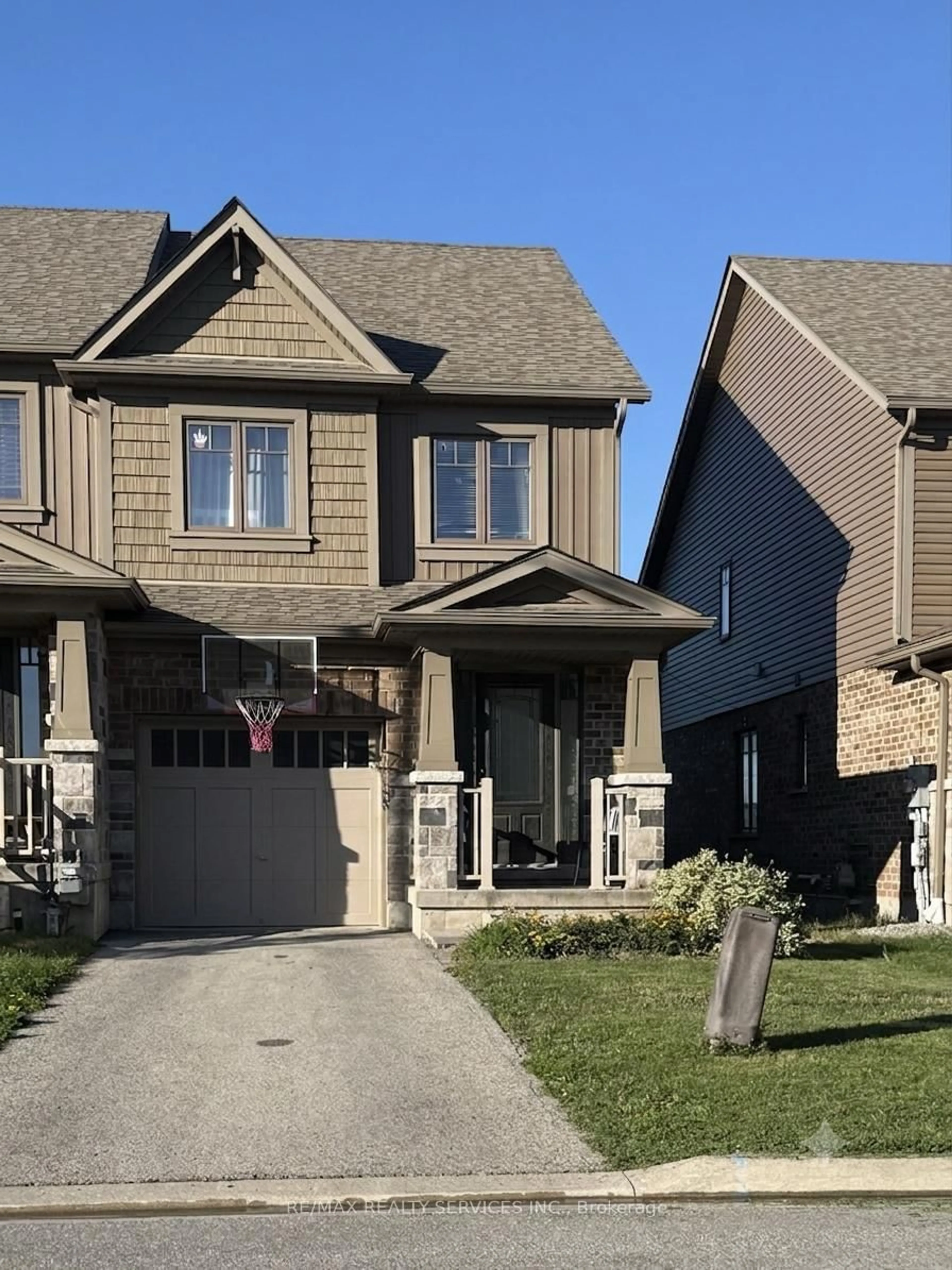 Home with brick exterior material, street for 100 Winterton Crt, Orangeville Ontario L9W 6Z7