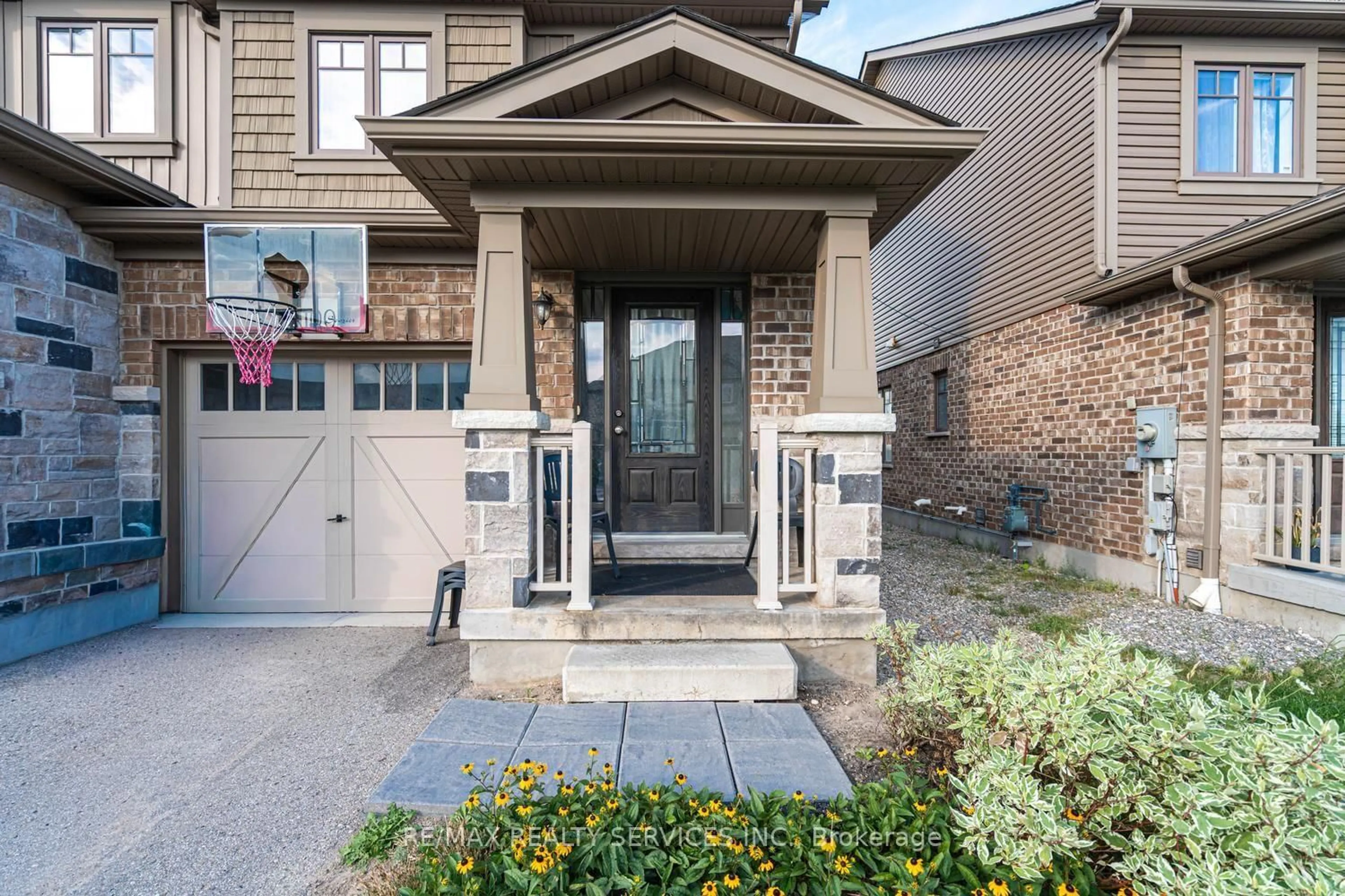 Indoor entryway for 100 Winterton Crt, Orangeville Ontario L9W 6Z7