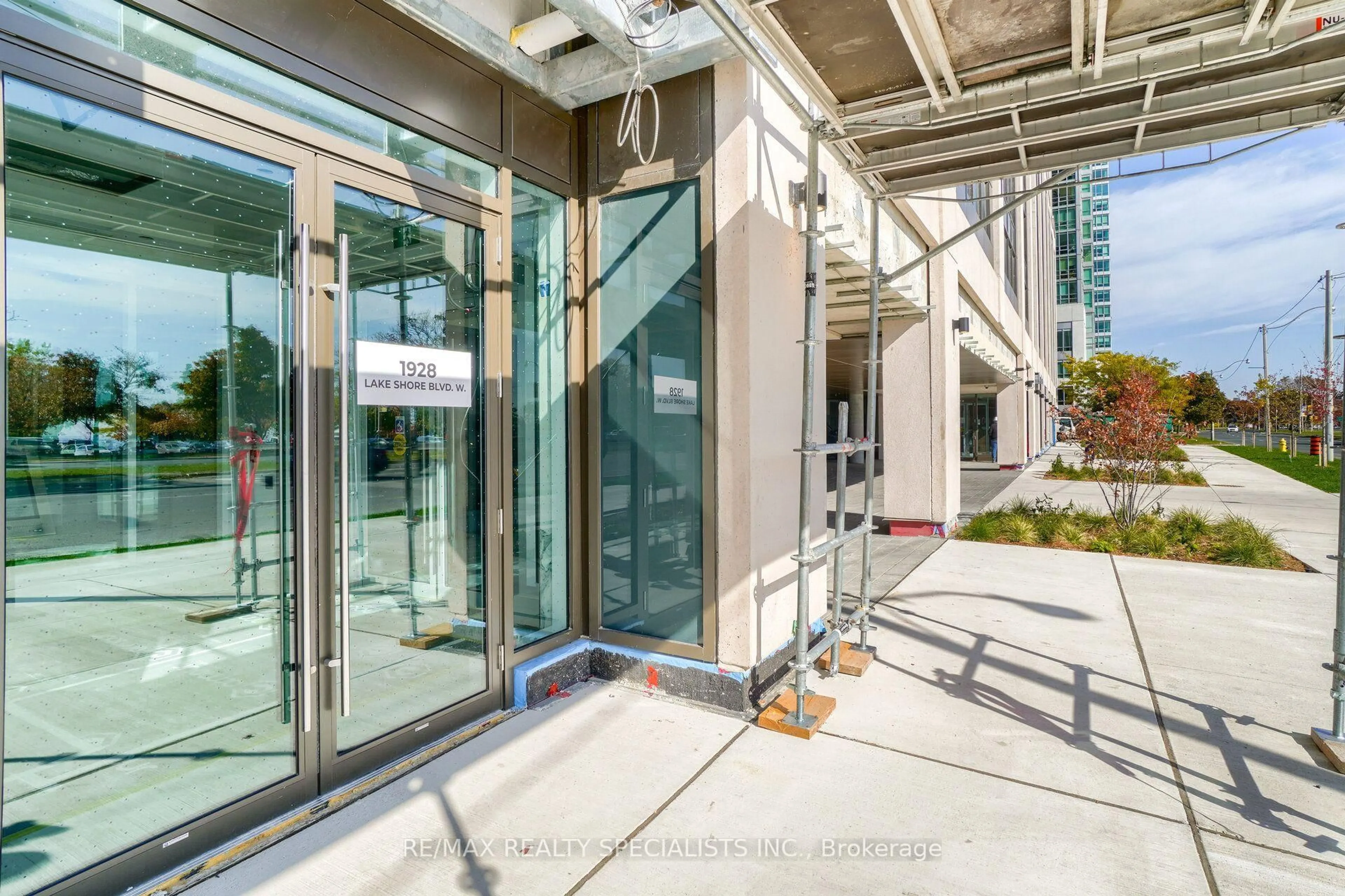 Indoor foyer for 1926 Lake Shore Blvd #2711, Toronto Ontario M6S 1A1