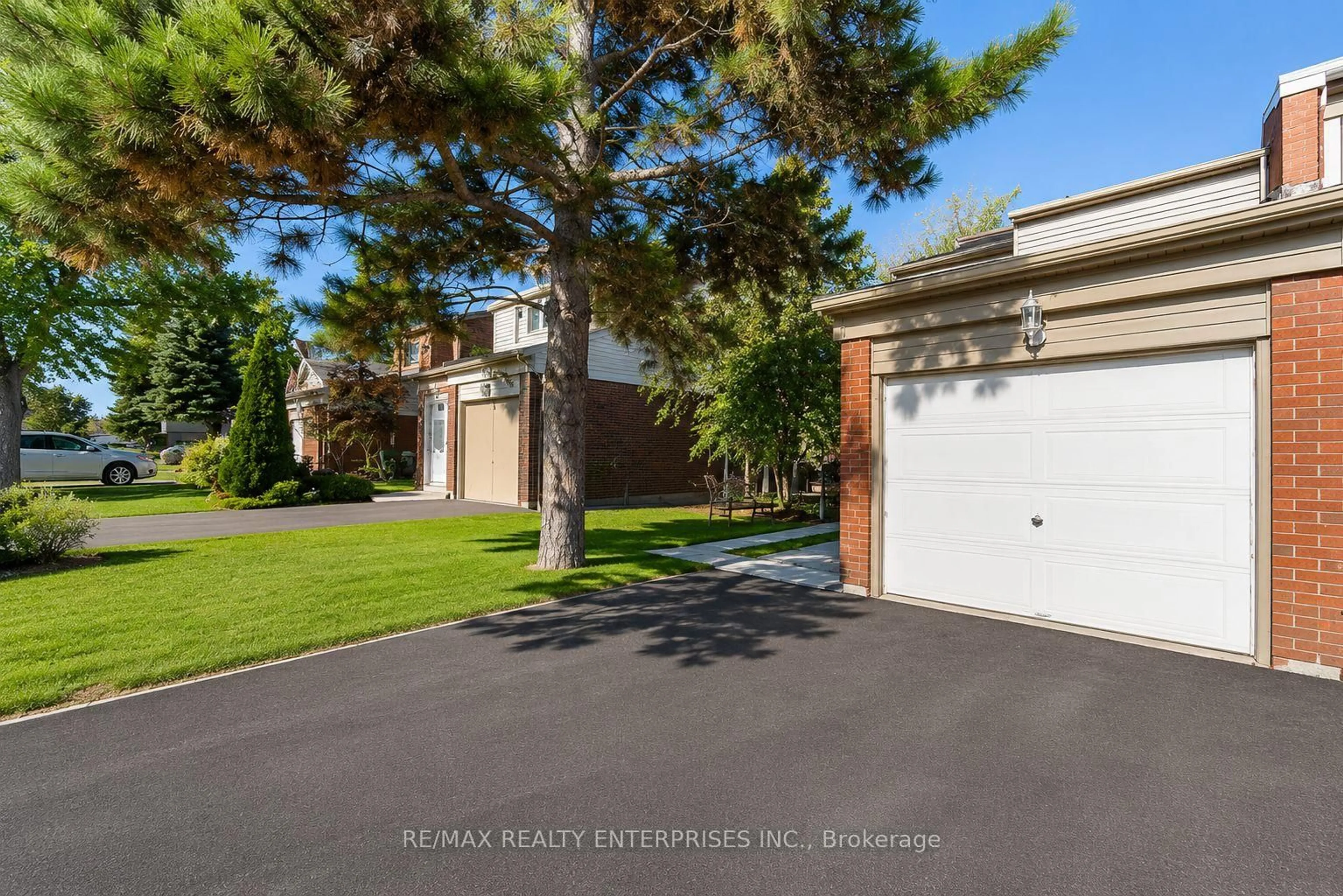 A pic from outside/outdoor area/front of a property/back of a property/a pic from drone, street for 3446 Ash Row Cres, Mississauga Ontario L5L 1K4