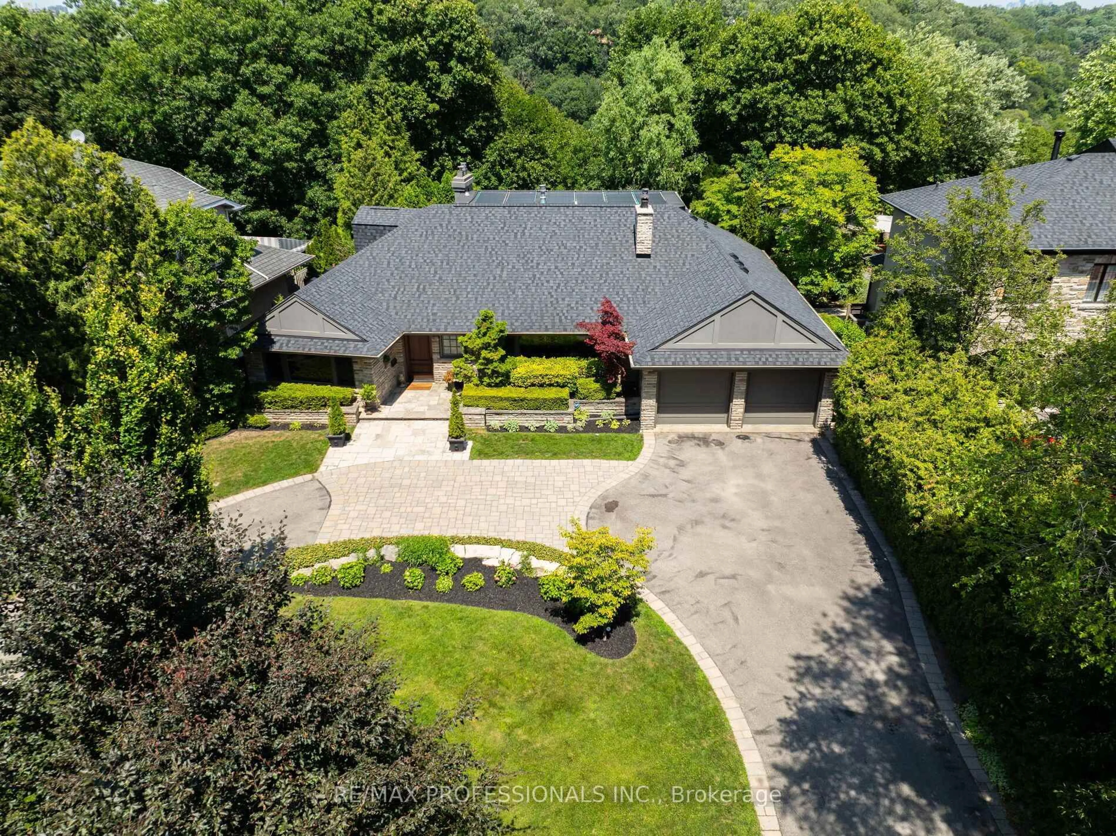 A pic from outside/outdoor area/front of a property/back of a property/a pic from drone, street for 19 The Kingsway, Toronto Ontario M8X 2S9