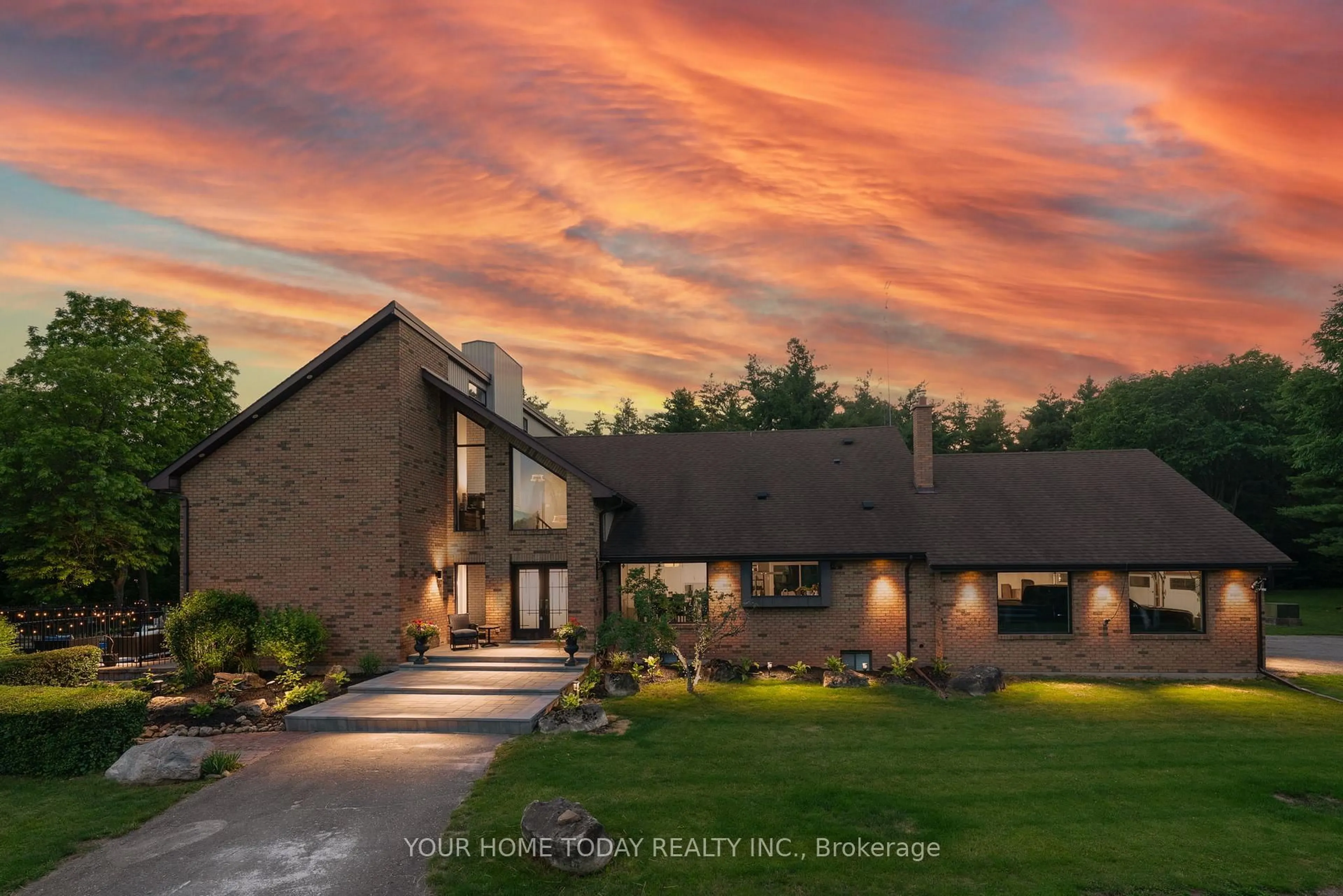 Home with brick exterior material, mountain view for 12492 Highway 7 Highway, Halton Hills Ontario L7G 4S4