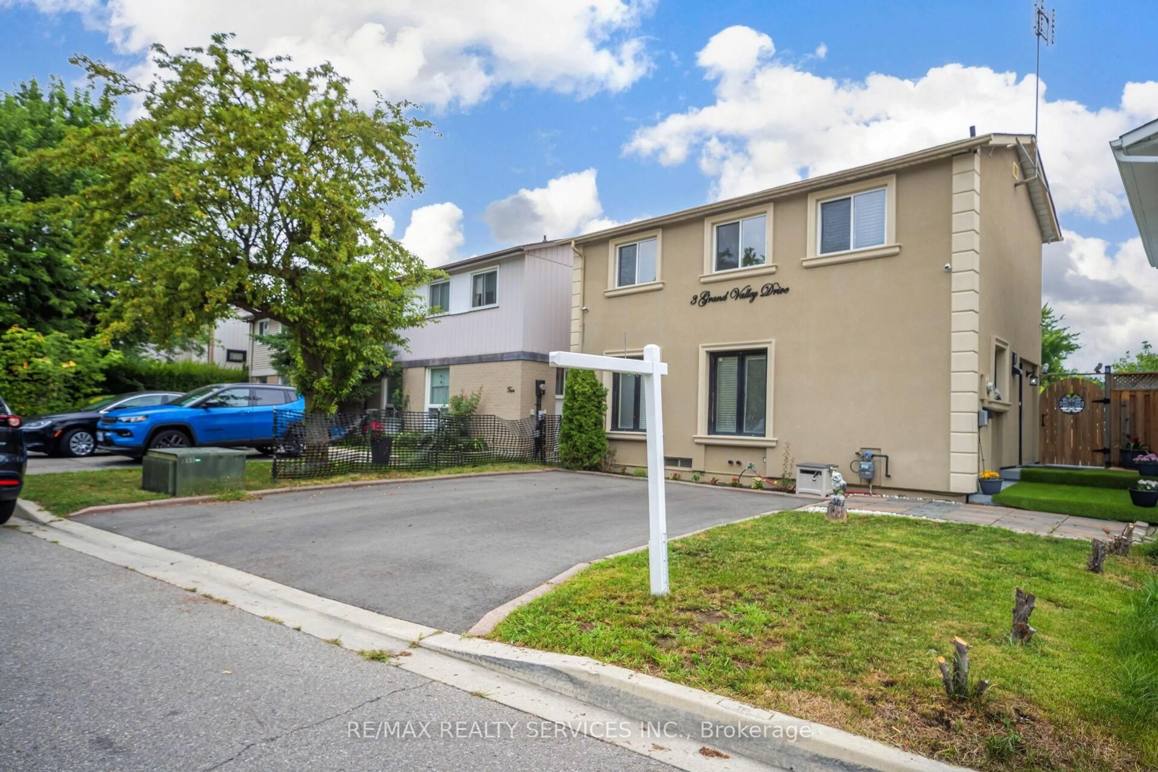 A pic from outside/outdoor area/front of a property/back of a property/a pic from drone, street for 3 Grand Valley Dr, Brampton Ontario L6S 2L1