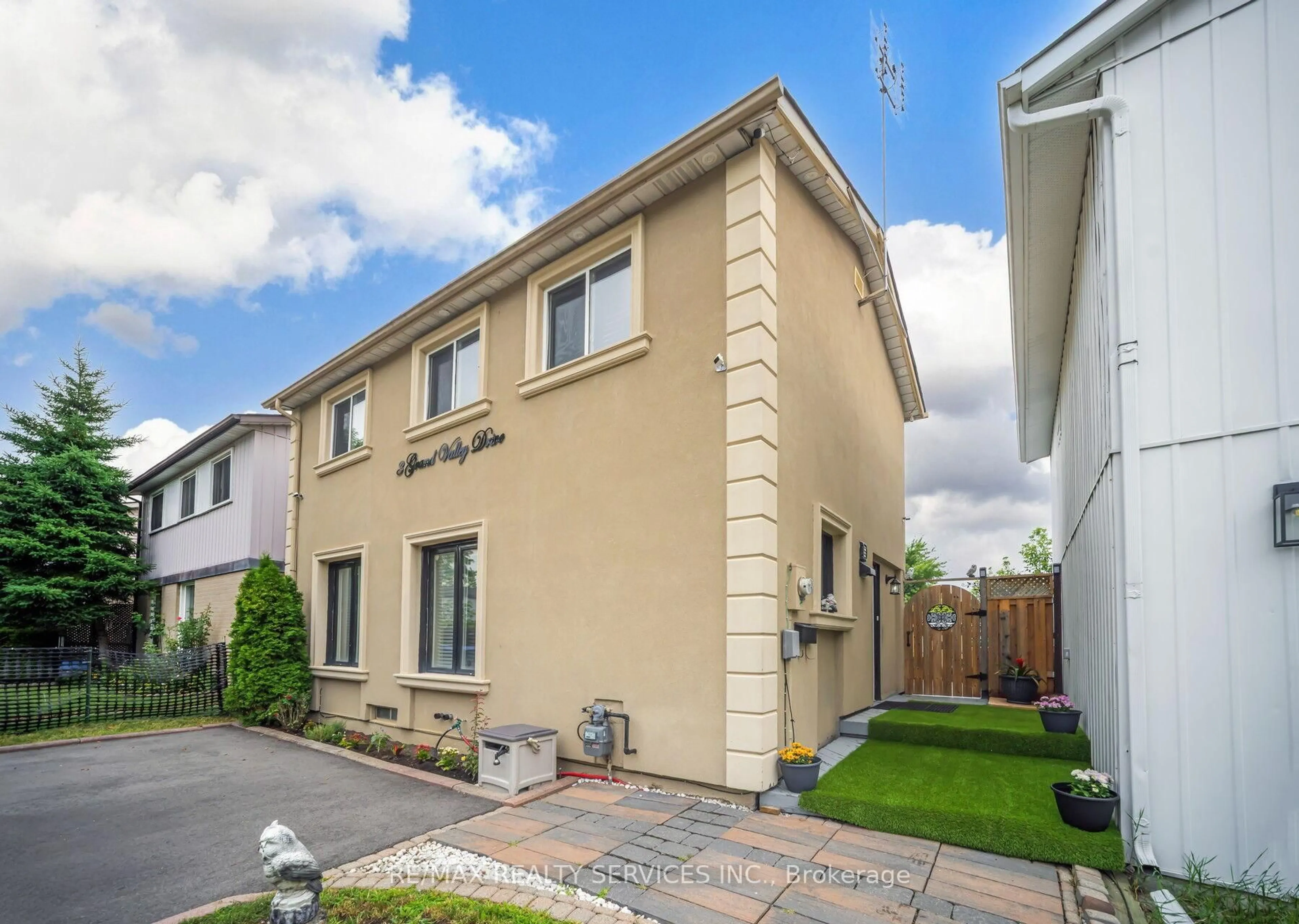 A pic from outside/outdoor area/front of a property/back of a property/a pic from drone, street for 3 Grand Valley Dr, Brampton Ontario L6S 2L1