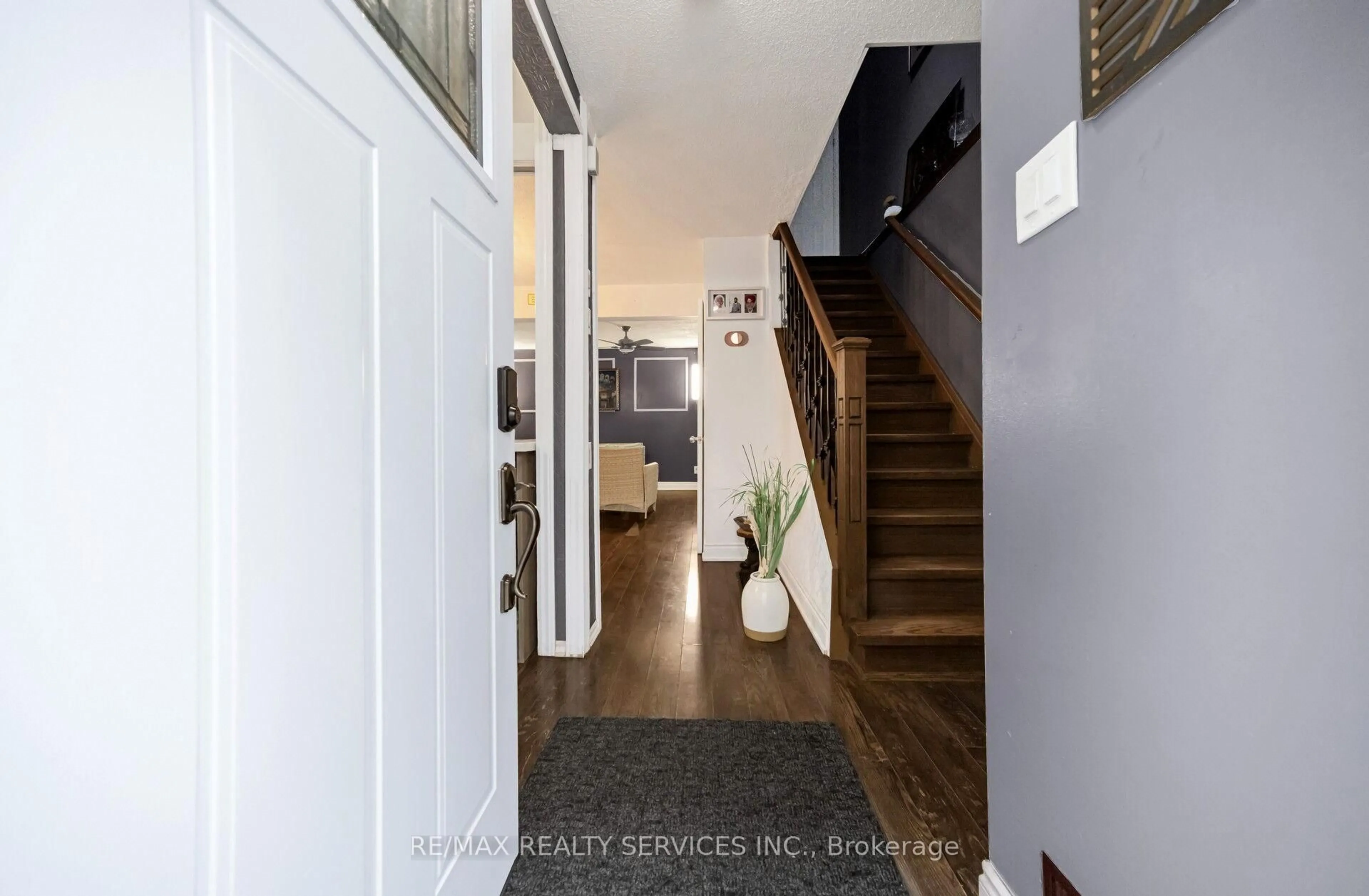 Indoor entryway for 3 Grand Valley Dr, Brampton Ontario L6S 2L1