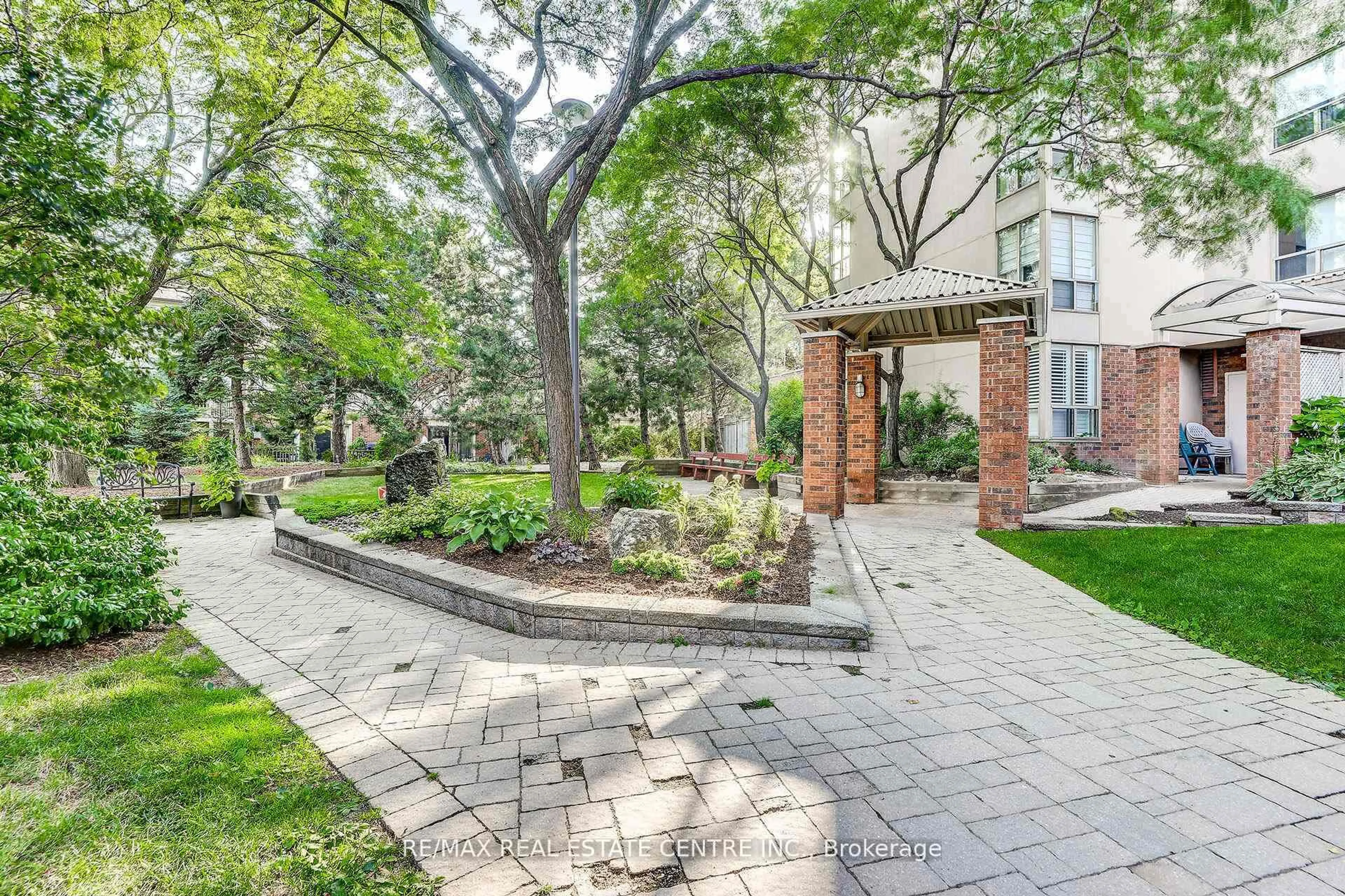 Patio, street for 1110 WALDEN Circ #PH3, Mississauga Ontario L5J 4R3