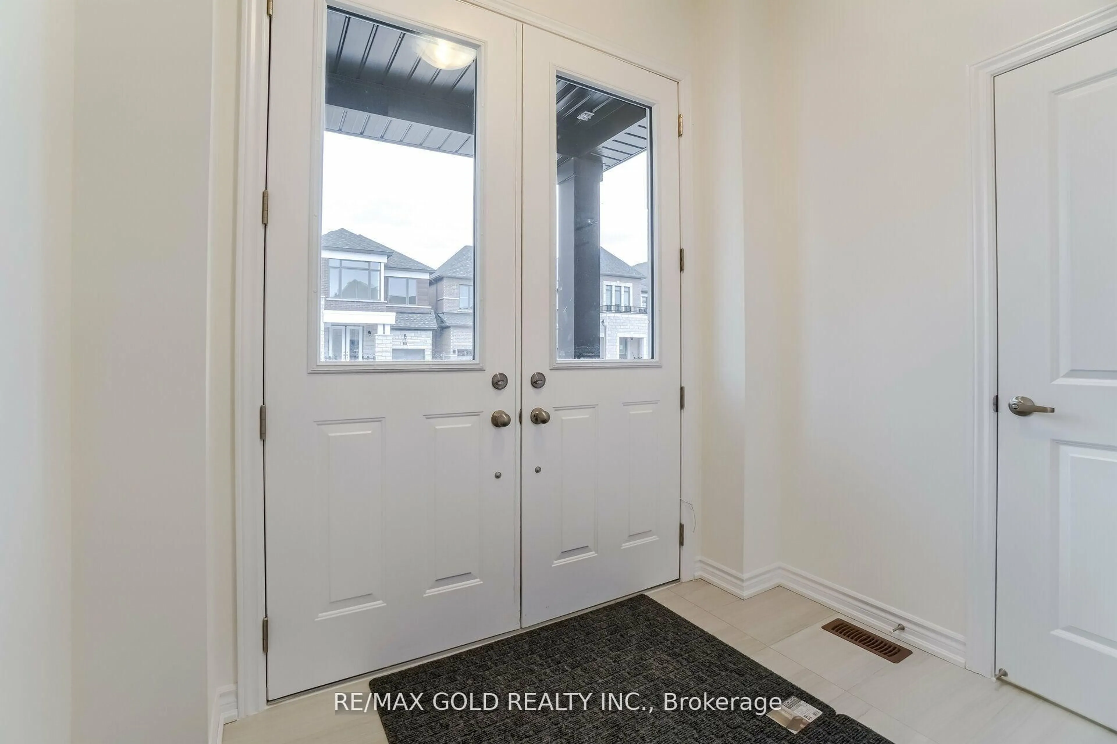Indoor entryway for 26 Del Grappa St, Caledon Ontario L7C 4L1