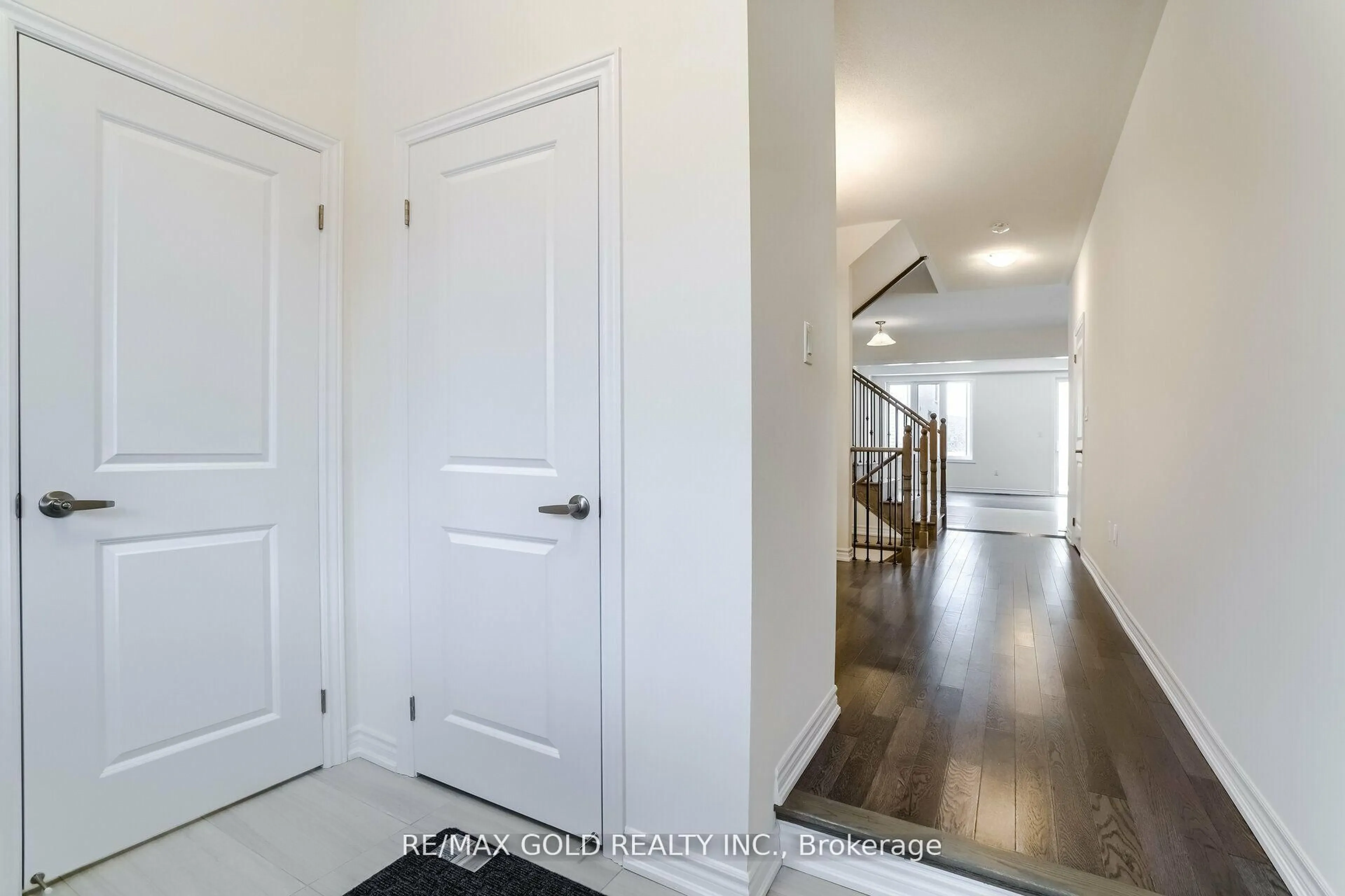 Indoor entryway for 26 Del Grappa St, Caledon Ontario L7C 4L1