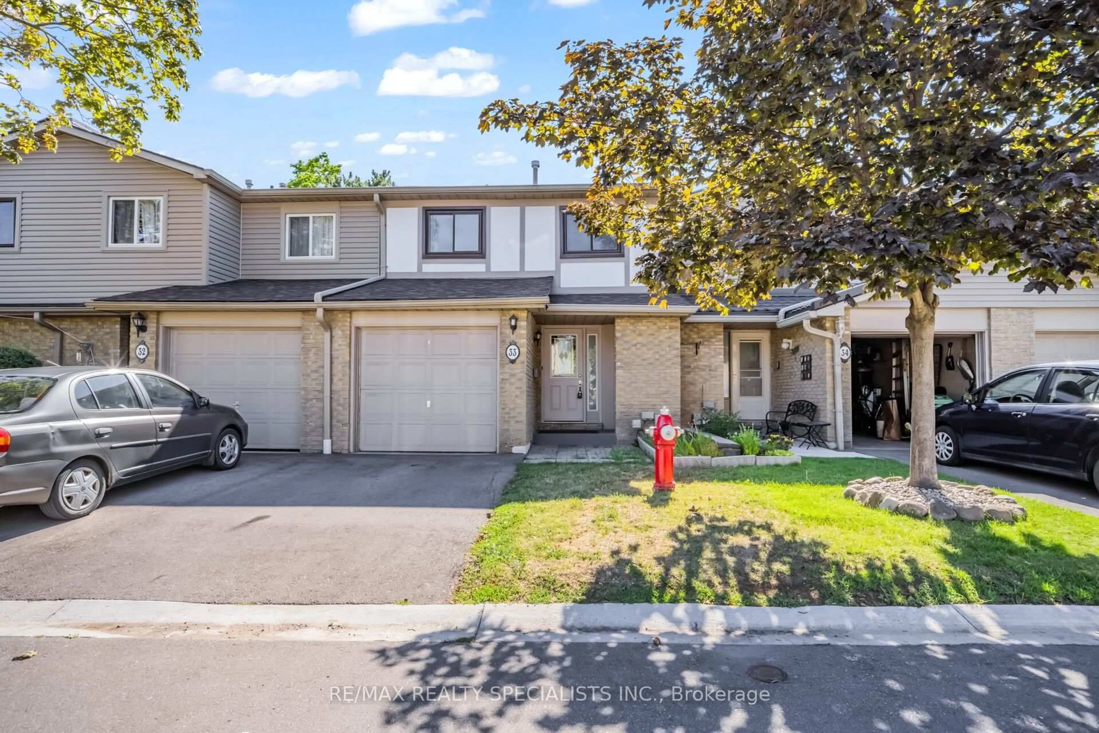 A pic from outside/outdoor area/front of a property/back of a property/a pic from drone, street for 33 Greenwich Circ, Brampton Ontario L6S 2E6