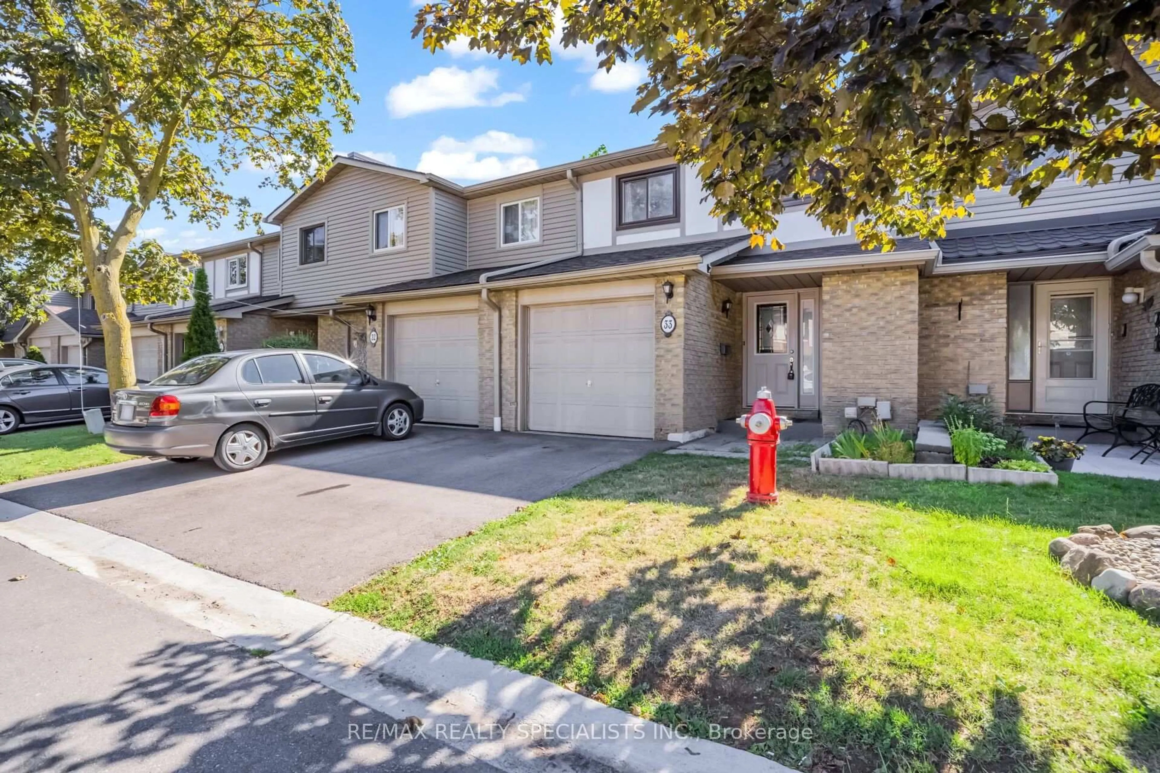 A pic from outside/outdoor area/front of a property/back of a property/a pic from drone, street for 33 Greenwich Circ, Brampton Ontario L6S 2E6