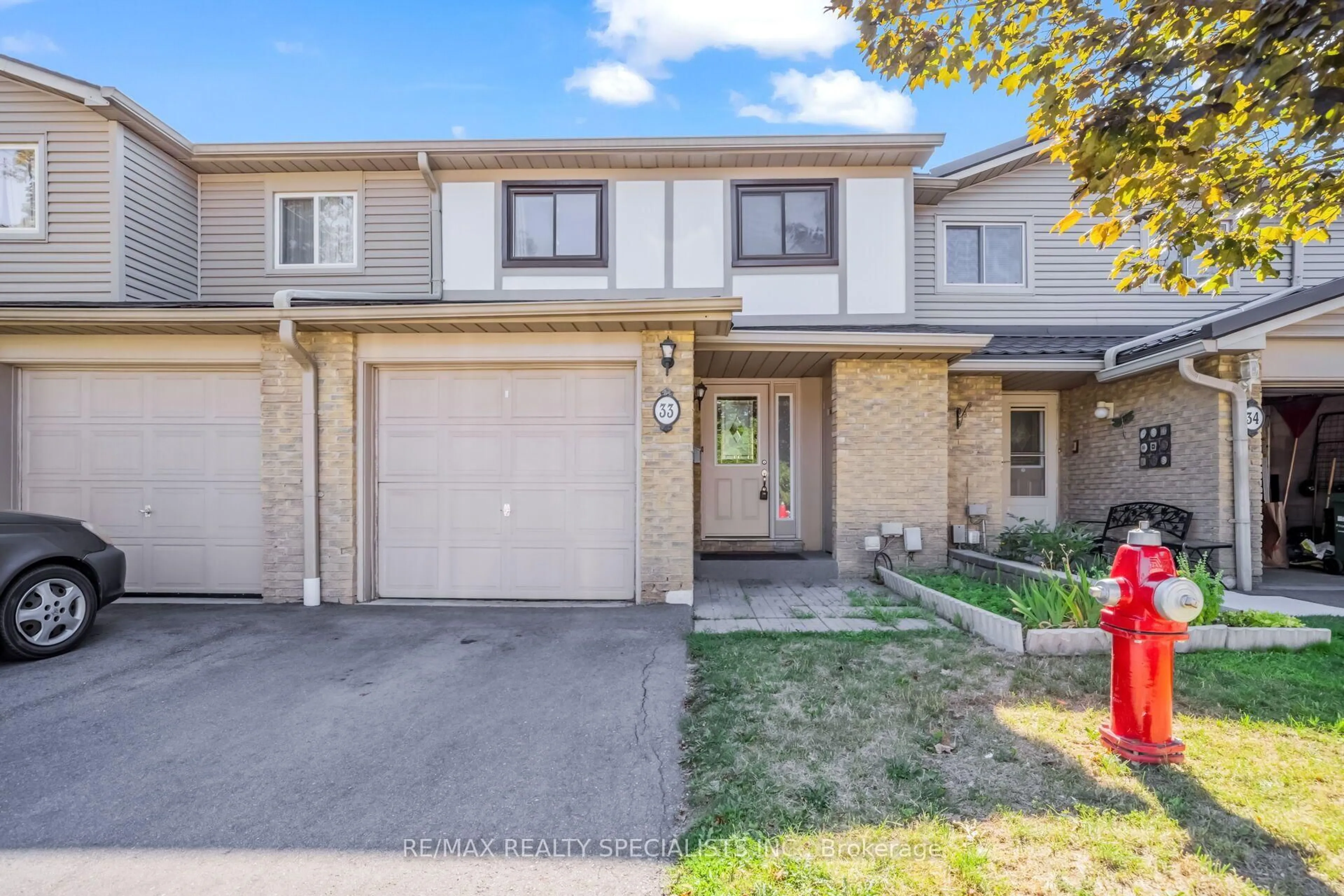 A pic from outside/outdoor area/front of a property/back of a property/a pic from drone, street for 33 Greenwich Circ, Brampton Ontario L6S 2E6