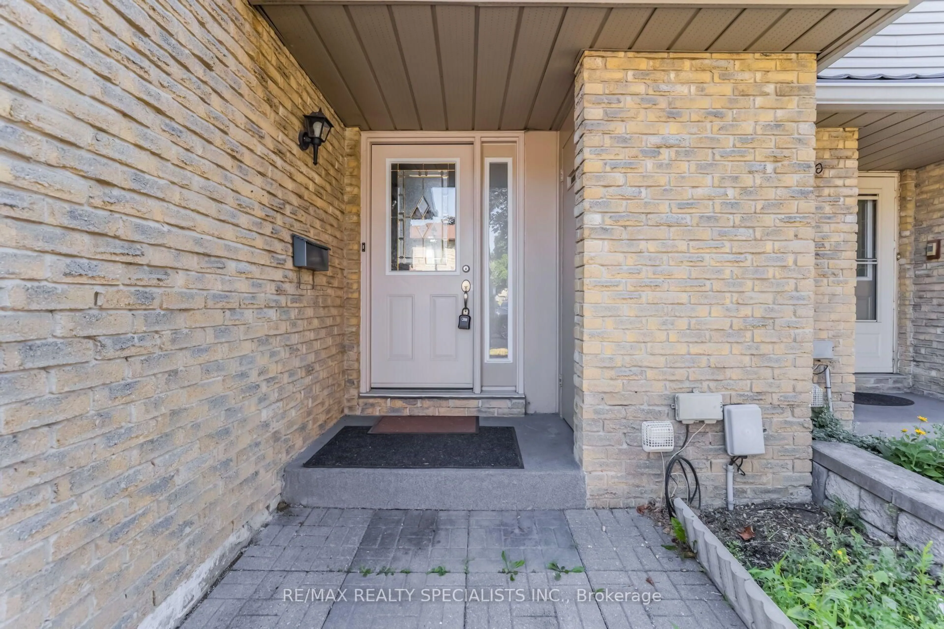 Indoor entryway for 33 Greenwich Circ, Brampton Ontario L6S 2E6