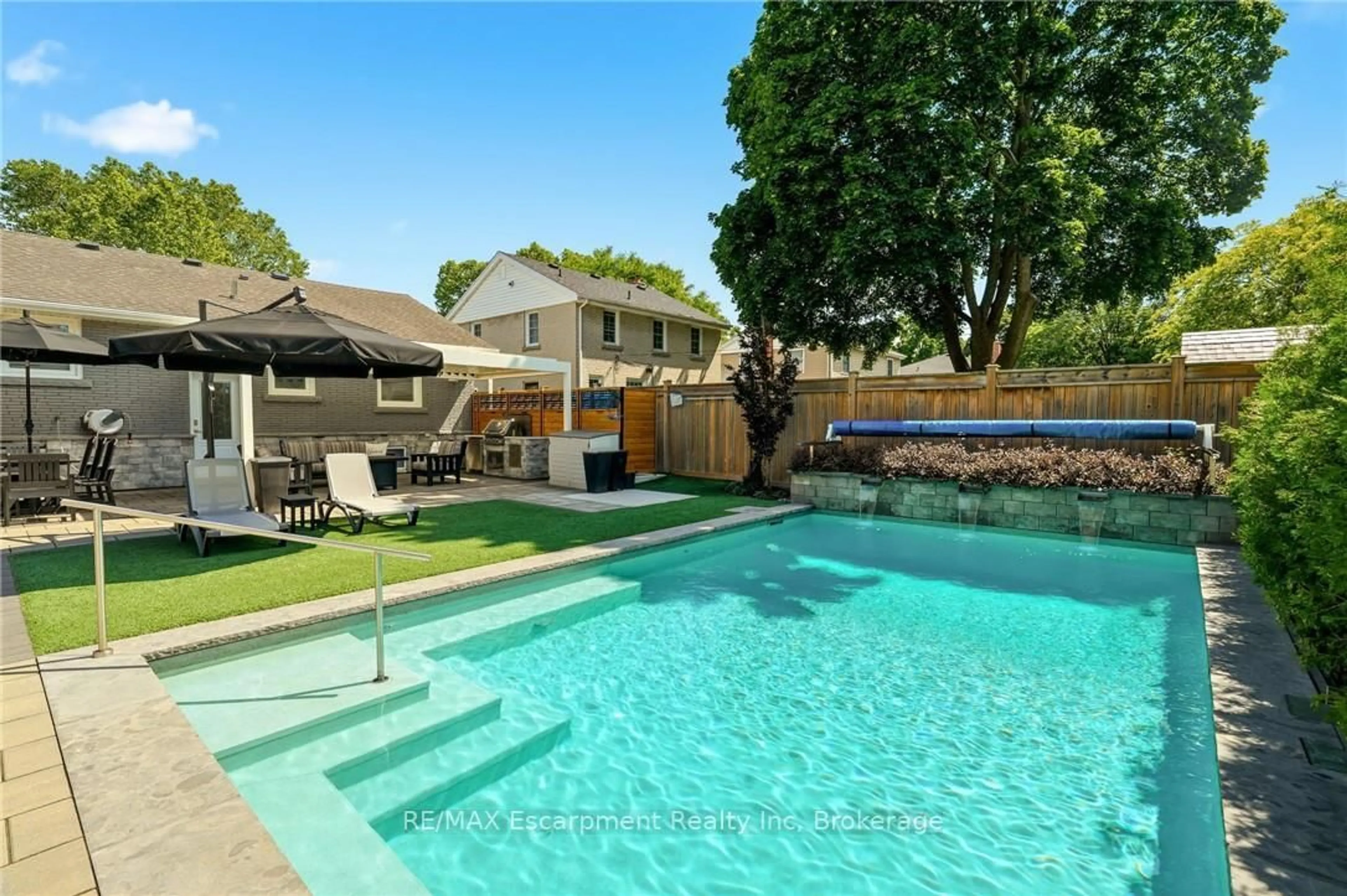 Pool for 2113 Courtland Dr, Burlington Ontario L7R 1R7