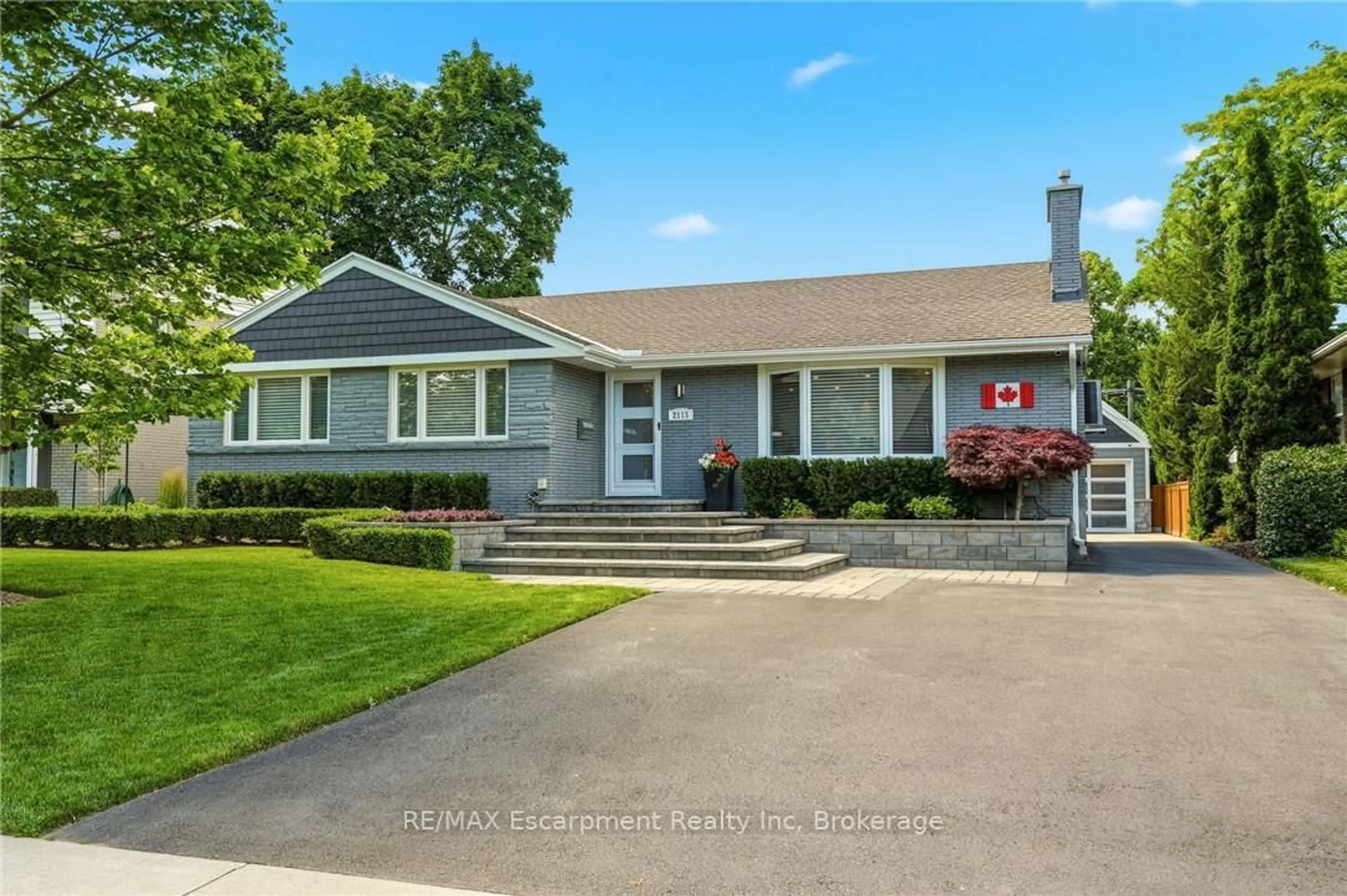Home with vinyl exterior material, street for 2113 Courtland Dr, Burlington Ontario L7R 1R7