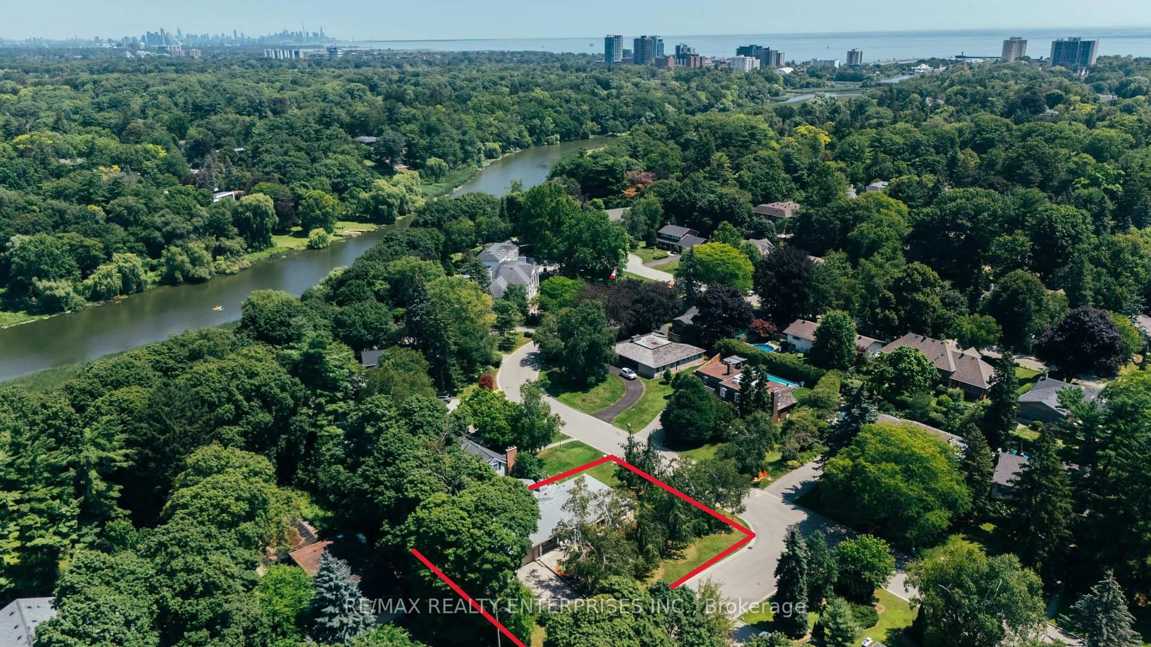 A pic from outside/outdoor area/front of a property/back of a property/a pic from drone, water/lake/river/ocean view for 551 Cochise Cres, Mississauga Ontario L5H 1Y3