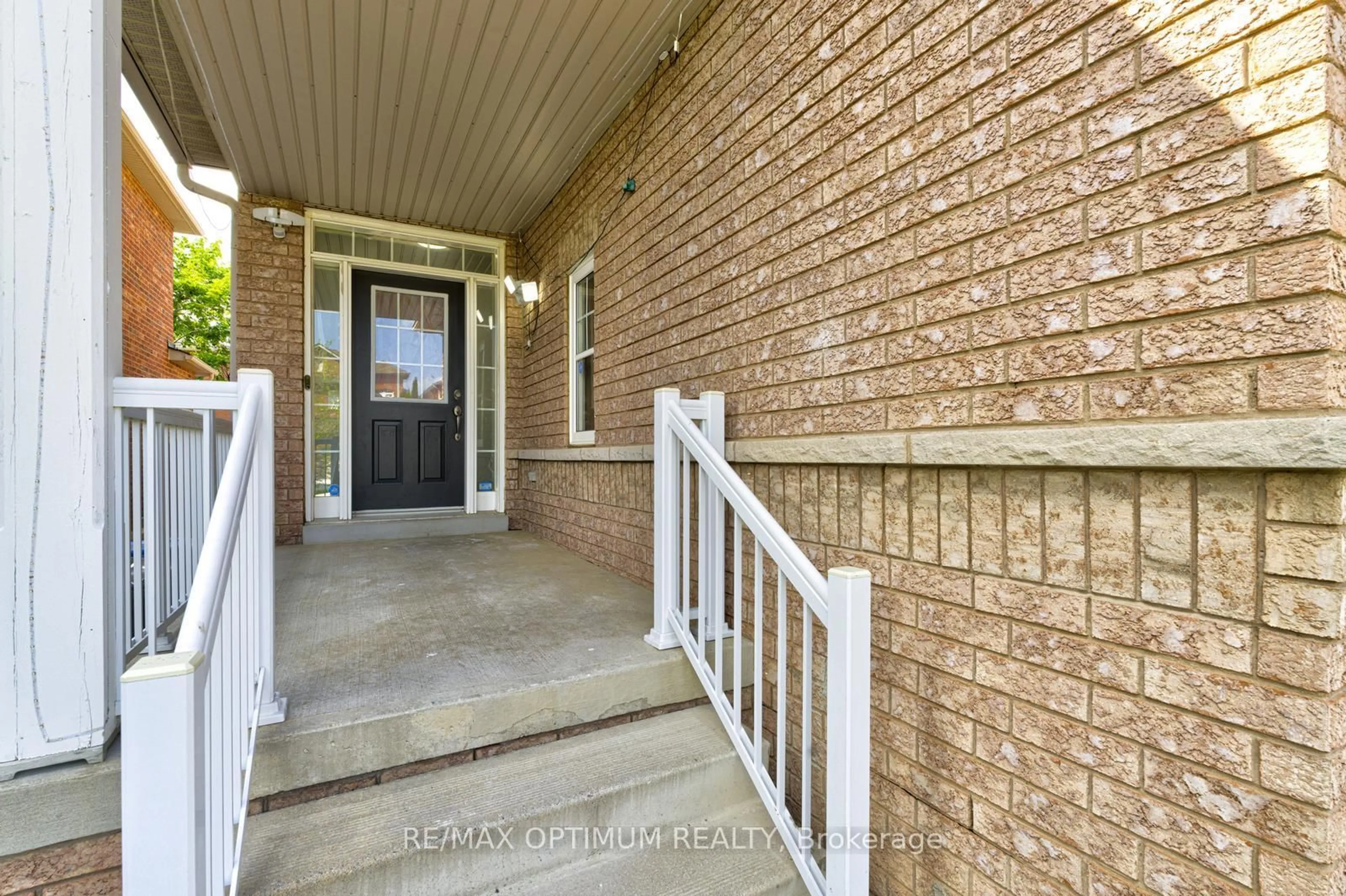 Indoor entryway for 118 Nathaniel Cres, Brampton Ontario L6Y 5M3
