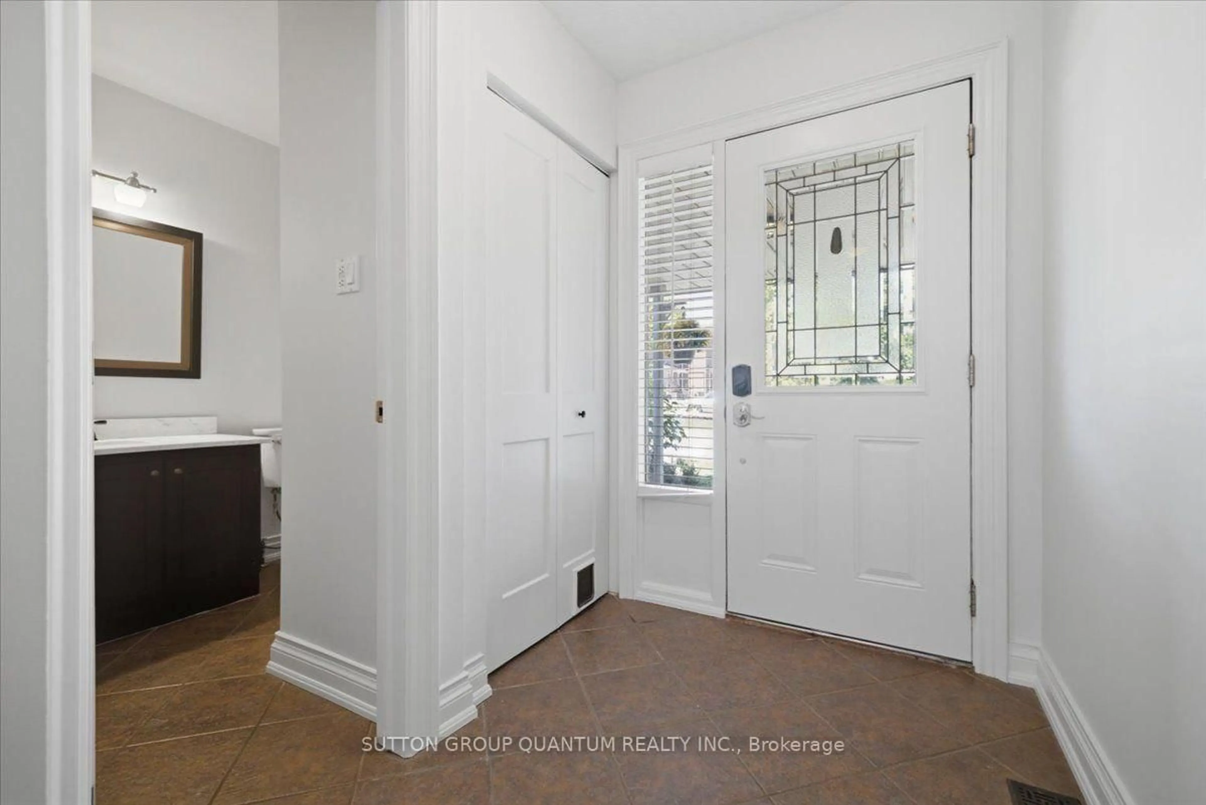 Indoor entryway for 5061 Pinedale Ave #102, Burlington Ontario L7L 5J6