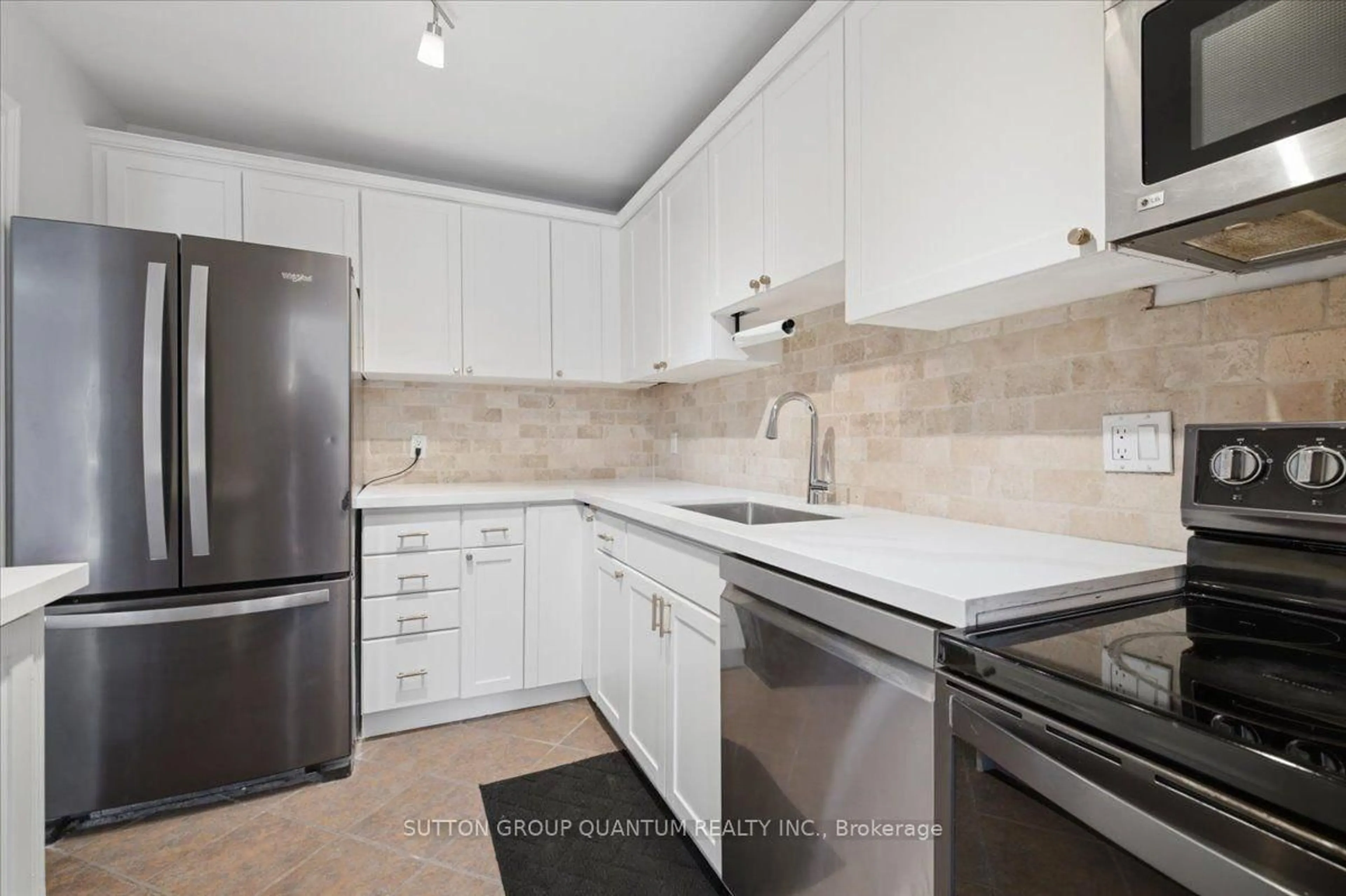 Standard kitchen, ceramic/tile floor for 5061 Pinedale Ave #102, Burlington Ontario L7L 5J6