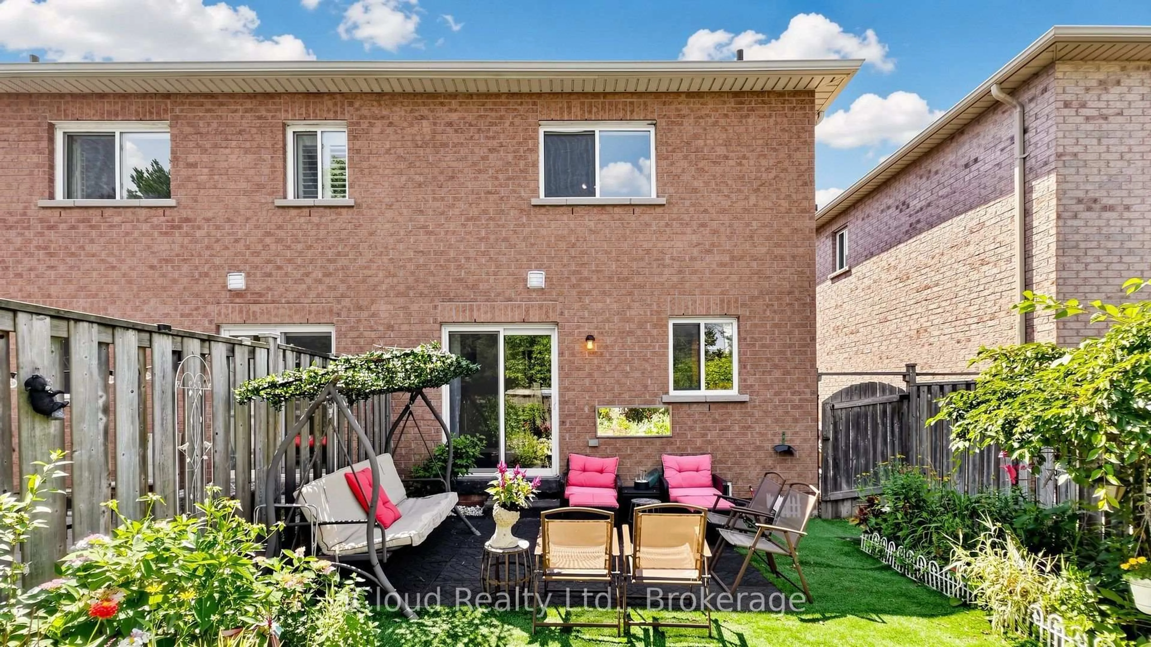 Patio, street for 5661 Volpe Ave, Mississauga Ontario L5V 3A6