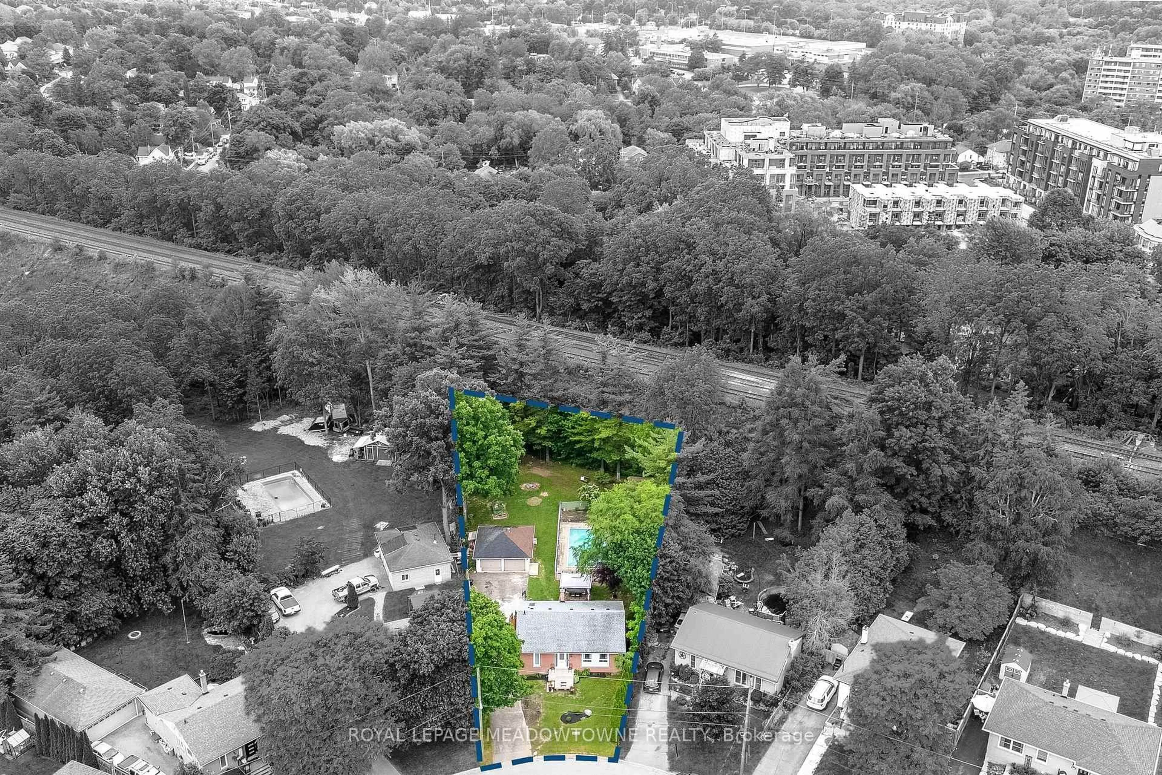 A pic from outside/outdoor area/front of a property/back of a property/a pic from drone, unknown for 46 Hewson Cres, Halton Hills Ontario L7G 2N9