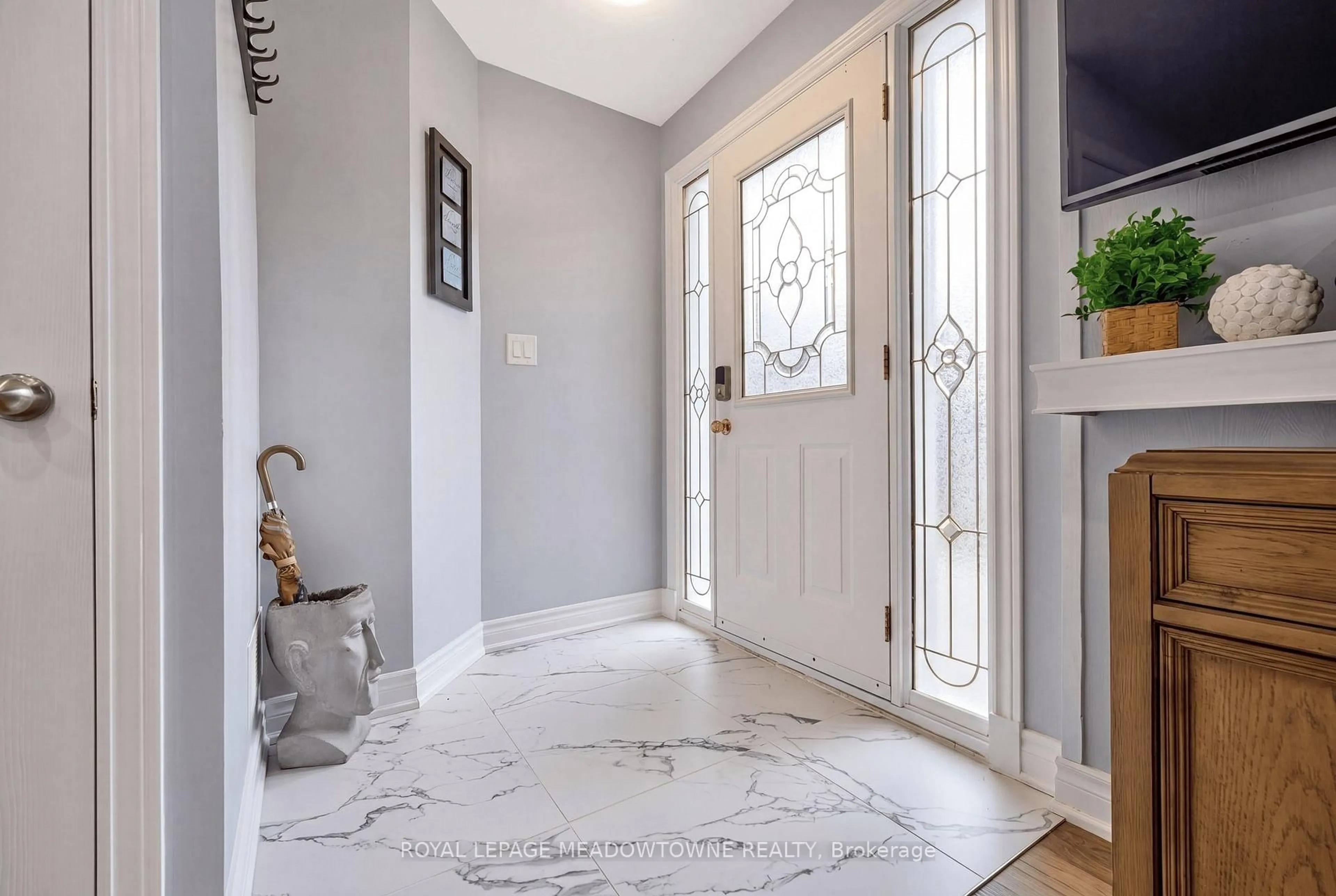 Indoor entryway for 46 Hewson Cres, Halton Hills Ontario L7G 2N9