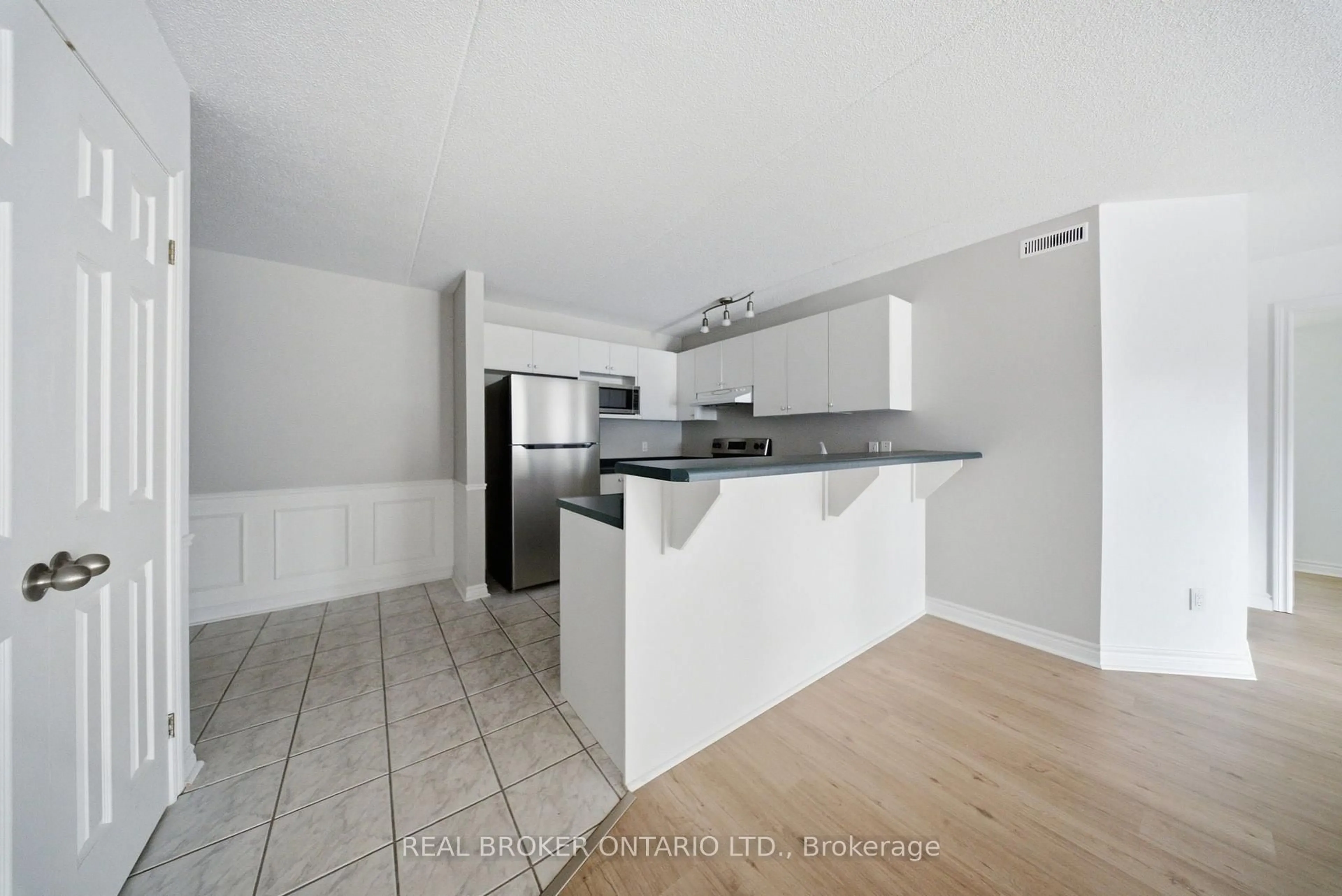 Standard kitchen, unknown for 2040 Cleaver Ave #202, Burlington Ontario L7M 4C4