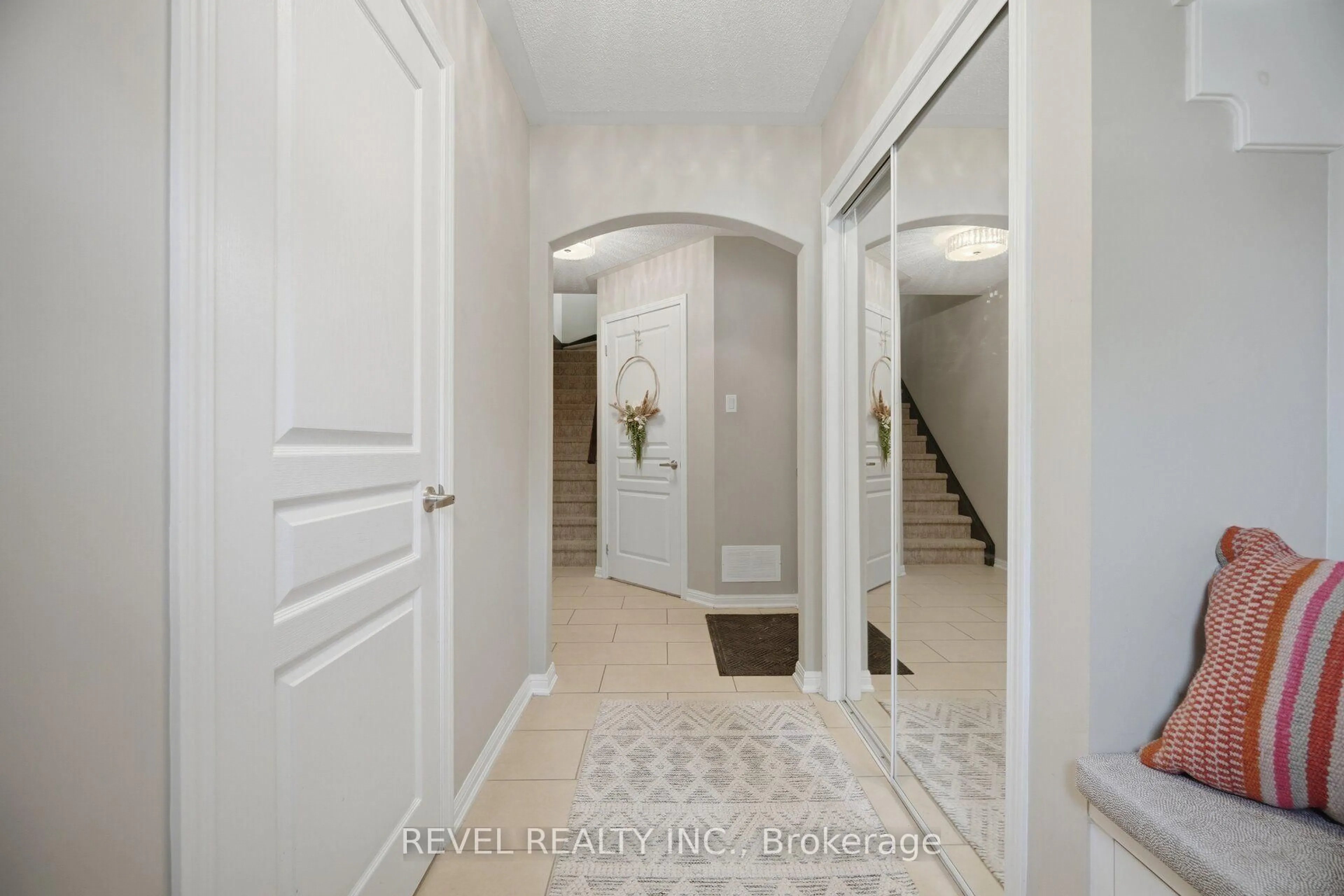 Indoor entryway for 739 CHALLINOR Terr, Milton Ontario L9T 7V5