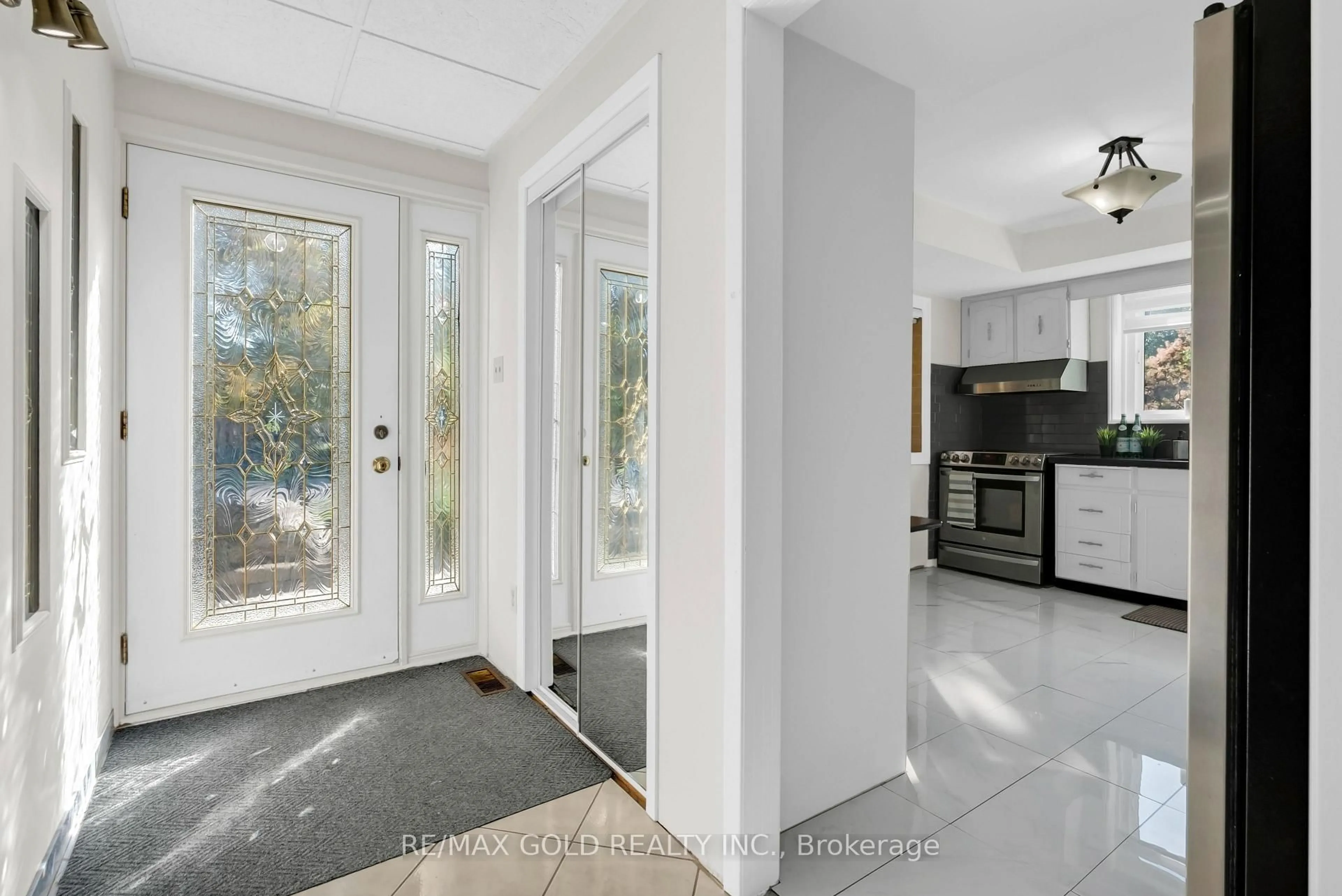 Indoor entryway for 2520 Constable Rd, Mississauga Ontario L5J 1W1