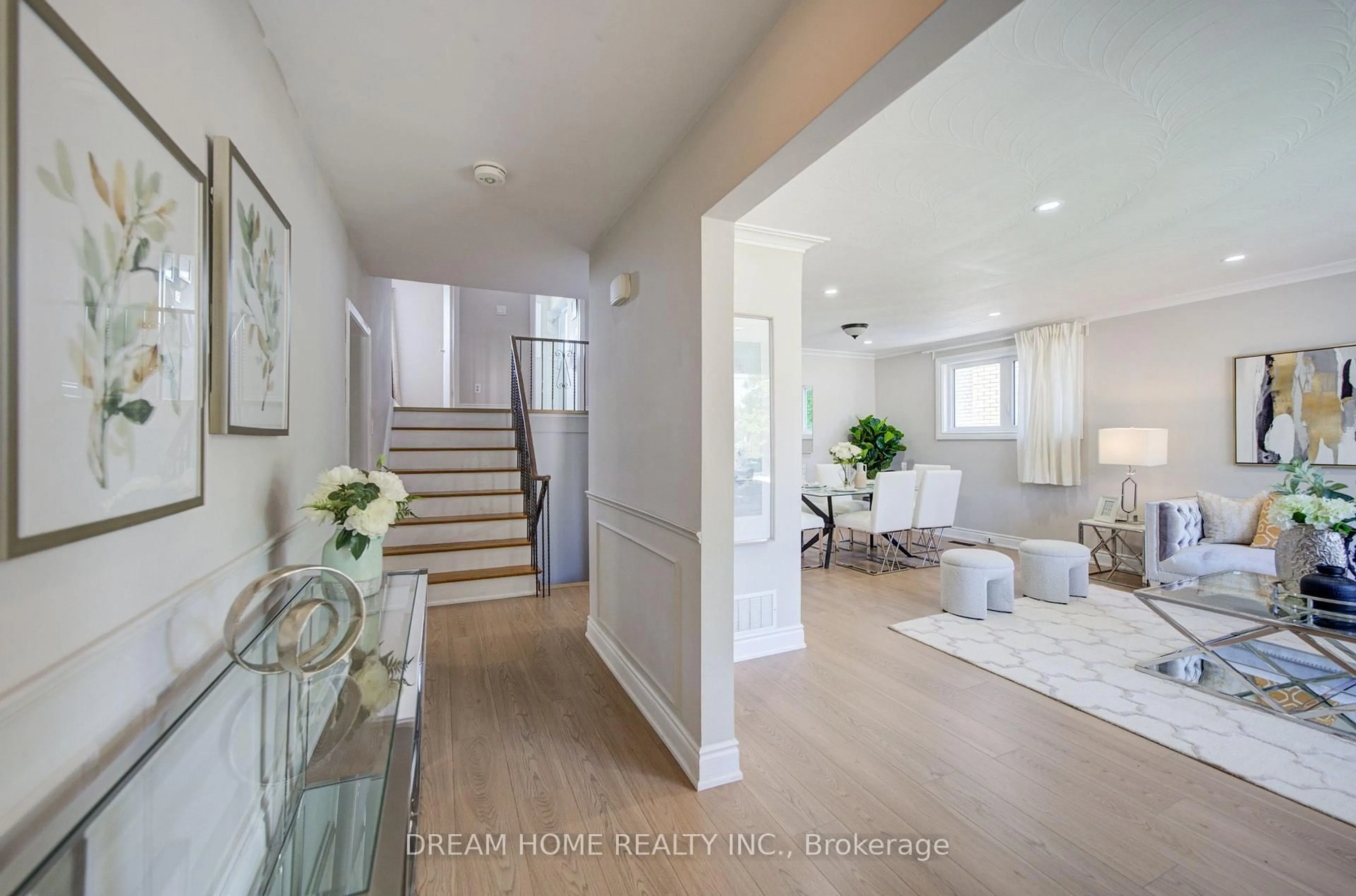 Indoor entryway for 1323 Shamir Cres, Mississauga Ontario L5C 1L2