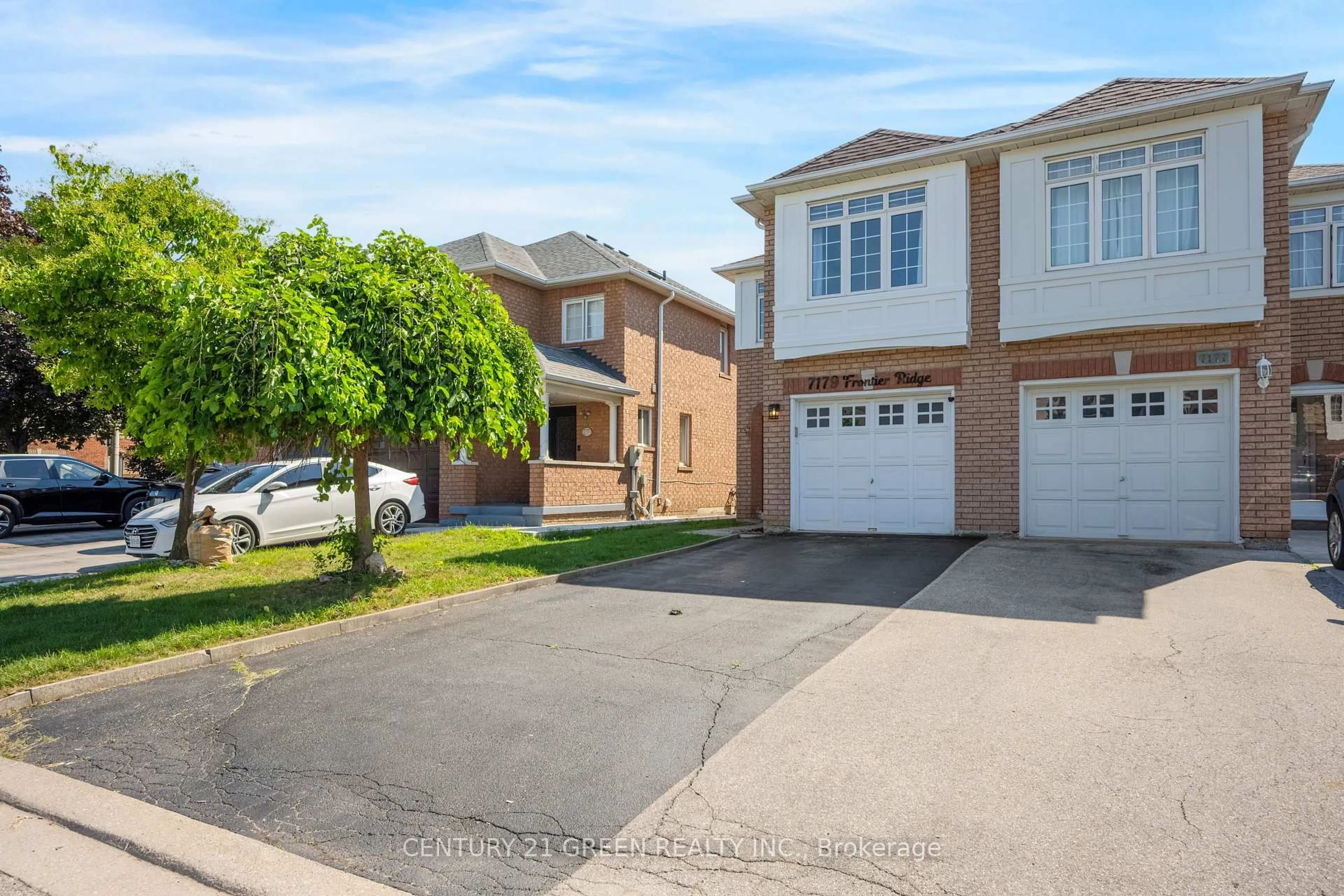 A pic from outside/outdoor area/front of a property/back of a property/a pic from drone, street for 7179 Frontier Rdge, Mississauga Ontario L5N 7R2