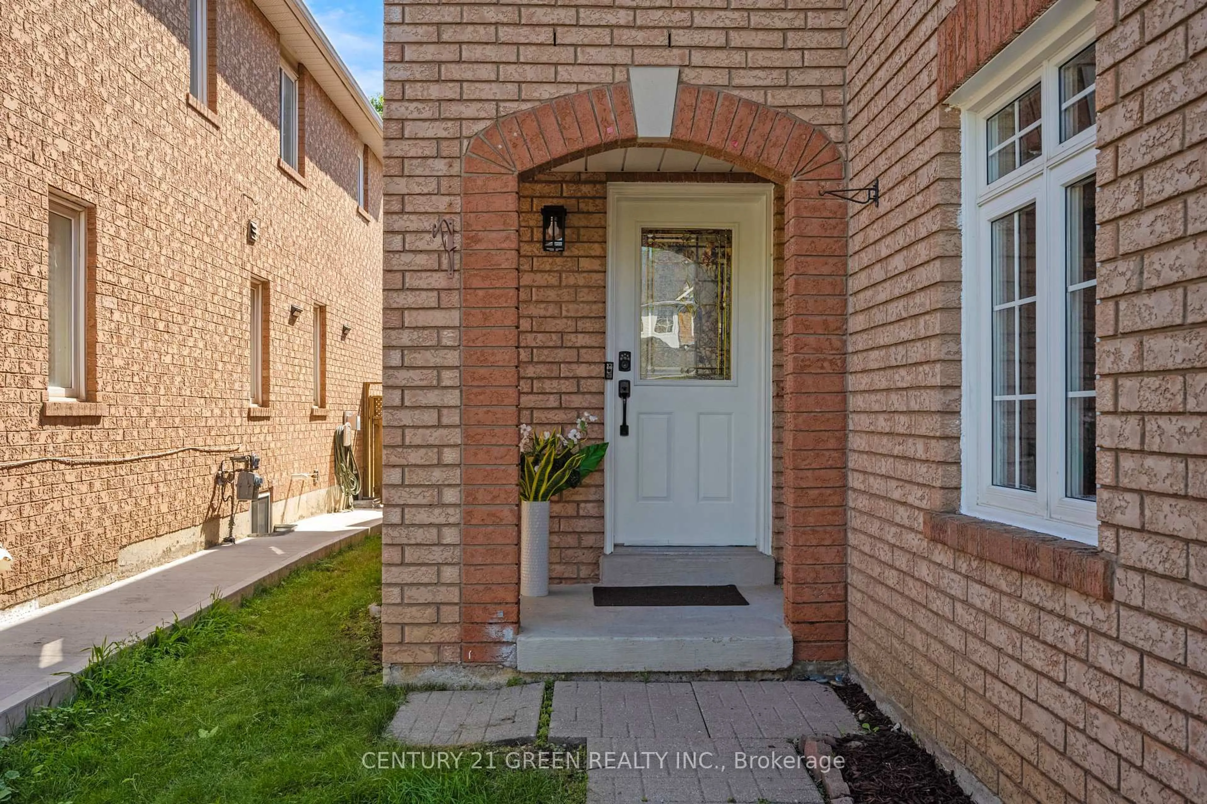 Indoor entryway for 7179 Frontier Rdge, Mississauga Ontario L5N 7R2