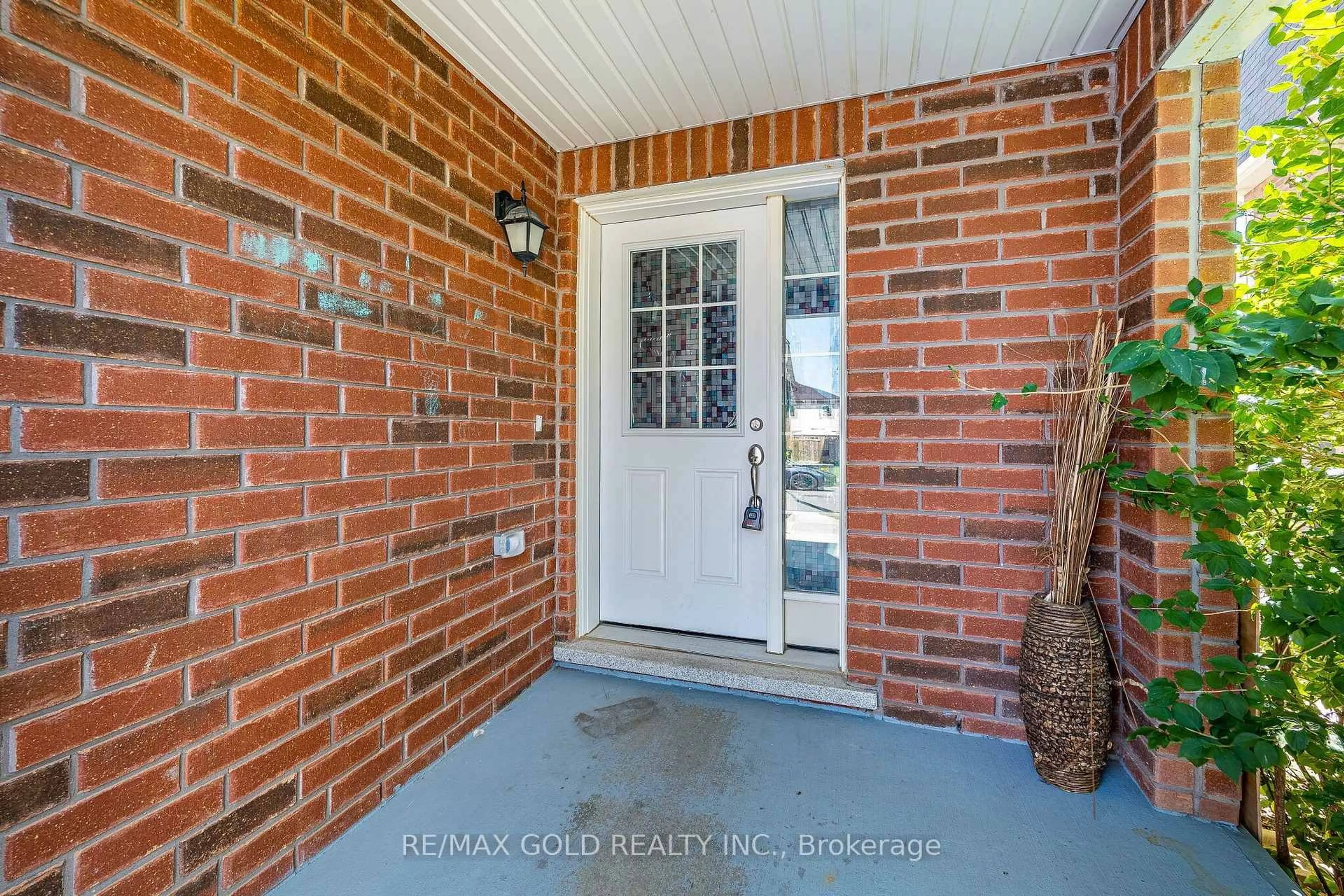 Indoor entryway for 98 Bannister Cres, Brampton Ontario L7A 4H4