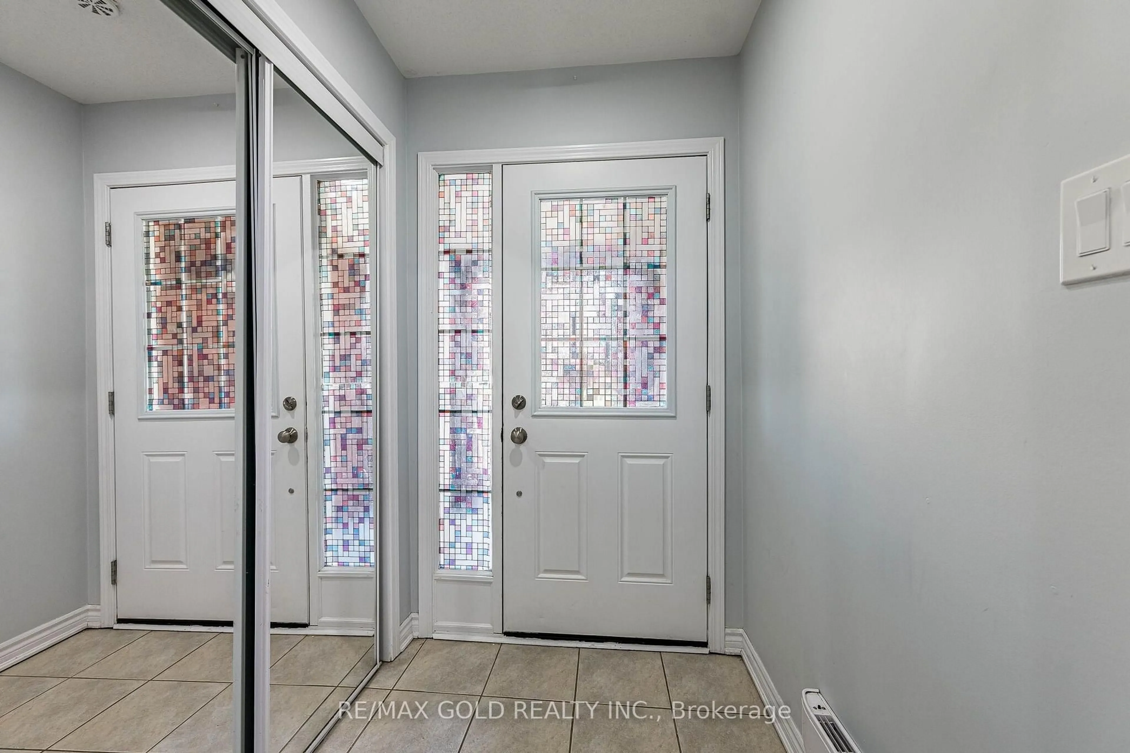 Indoor entryway for 98 Bannister Cres, Brampton Ontario L7A 4H4