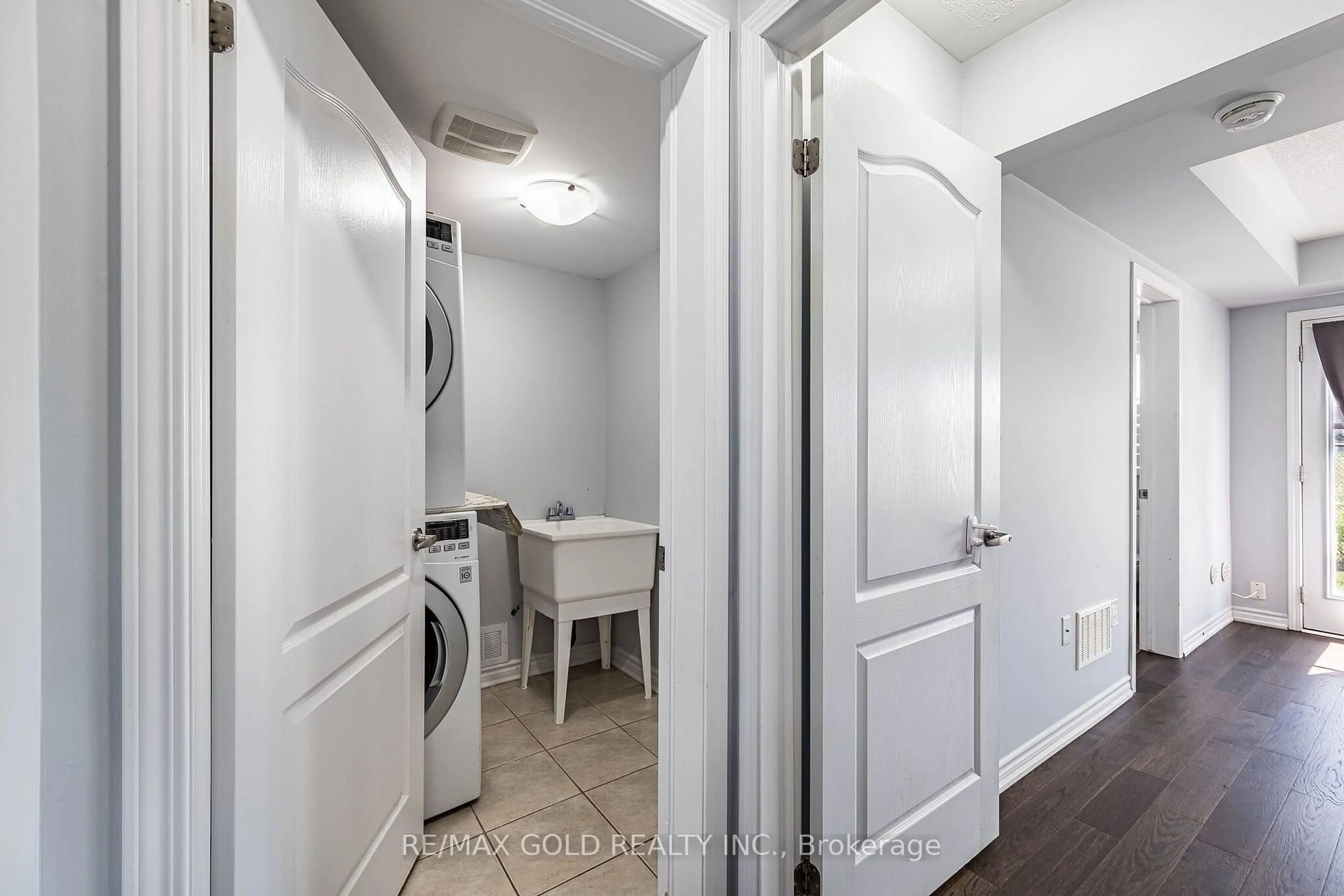Laundry room for 98 Bannister Cres, Brampton Ontario L7A 4H4