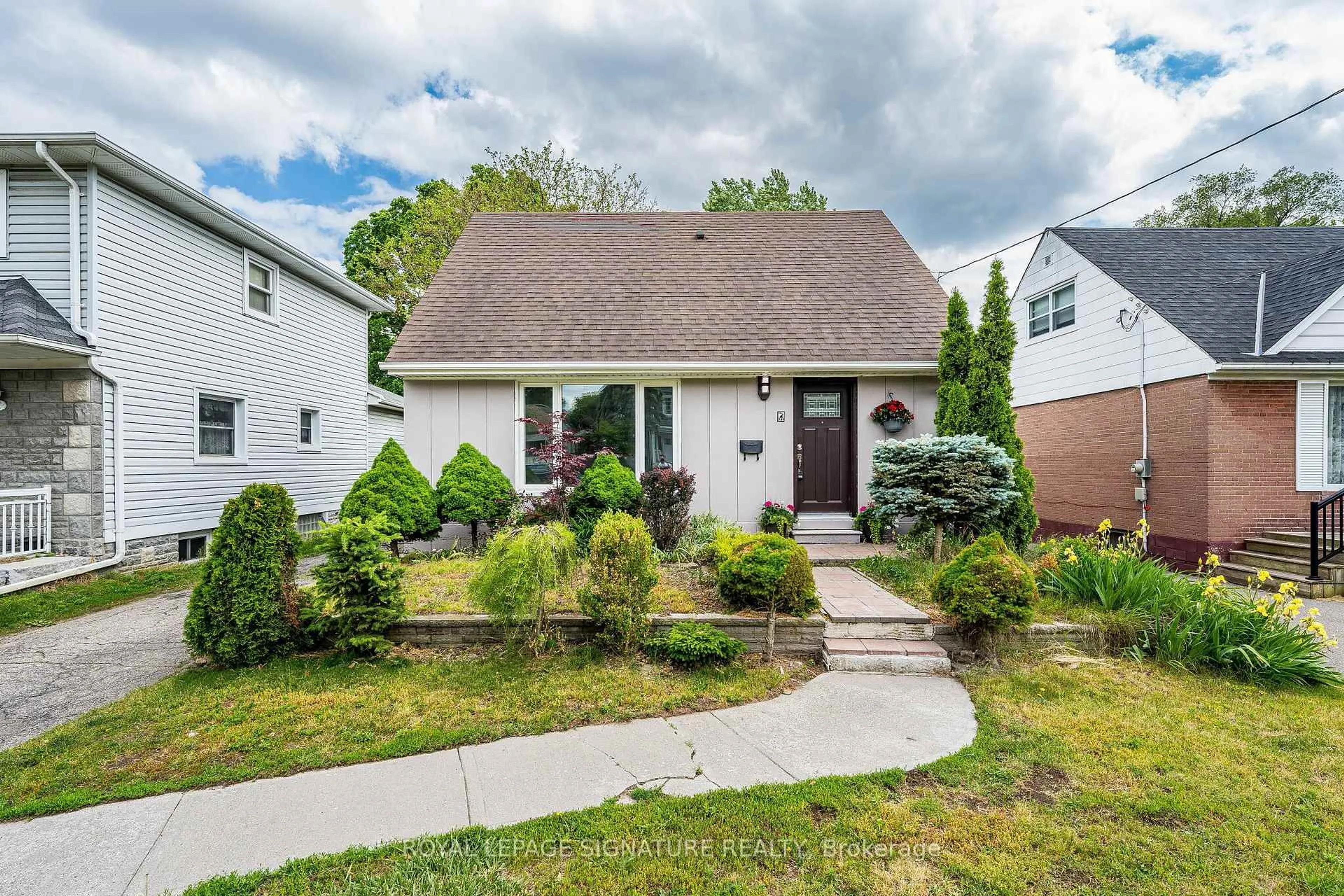Home with vinyl exterior material, street for 7 Putney Rd, Toronto Ontario M8W 2K6