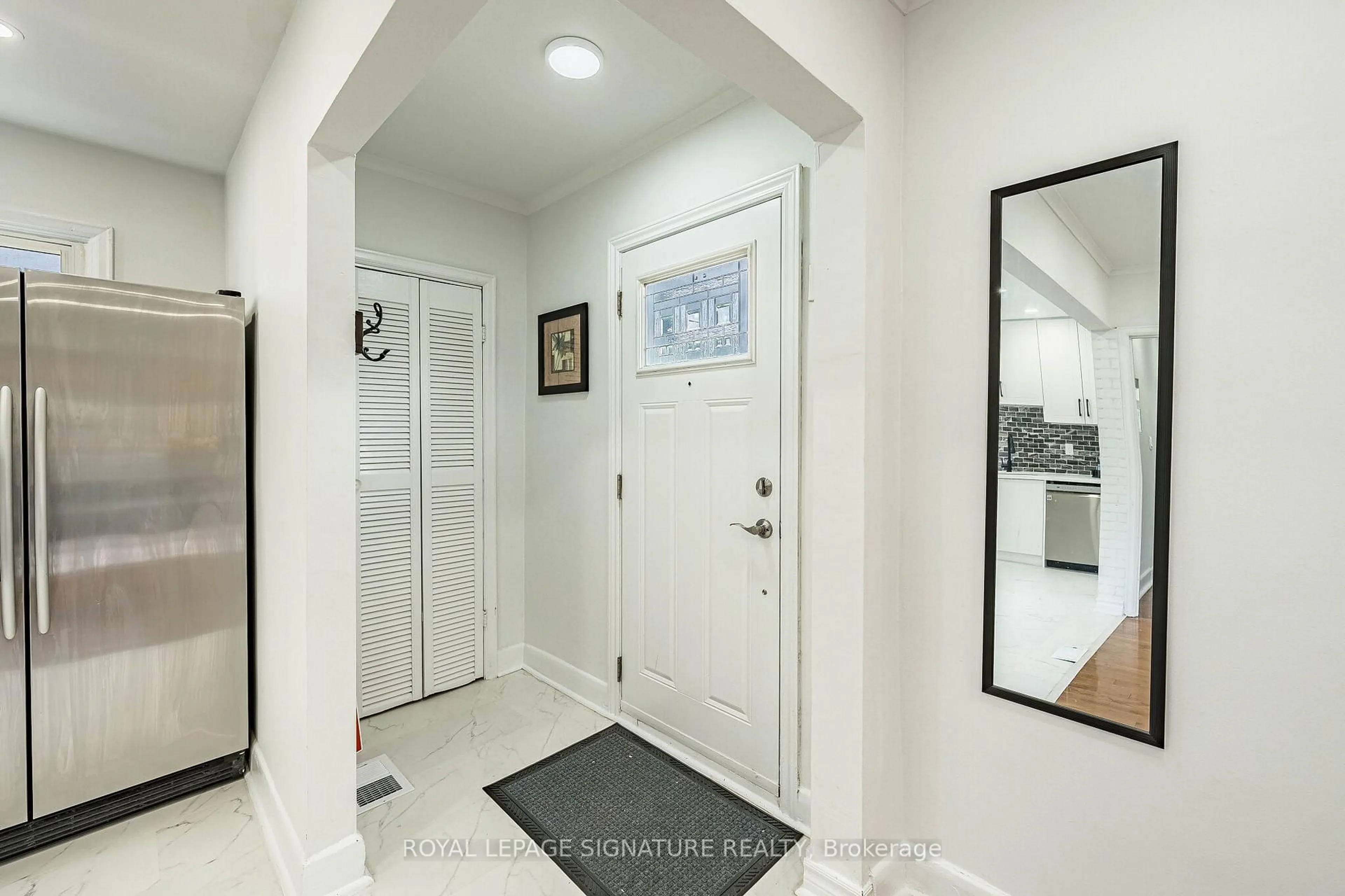 Indoor entryway for 7 Putney Rd, Toronto Ontario M8W 2K6
