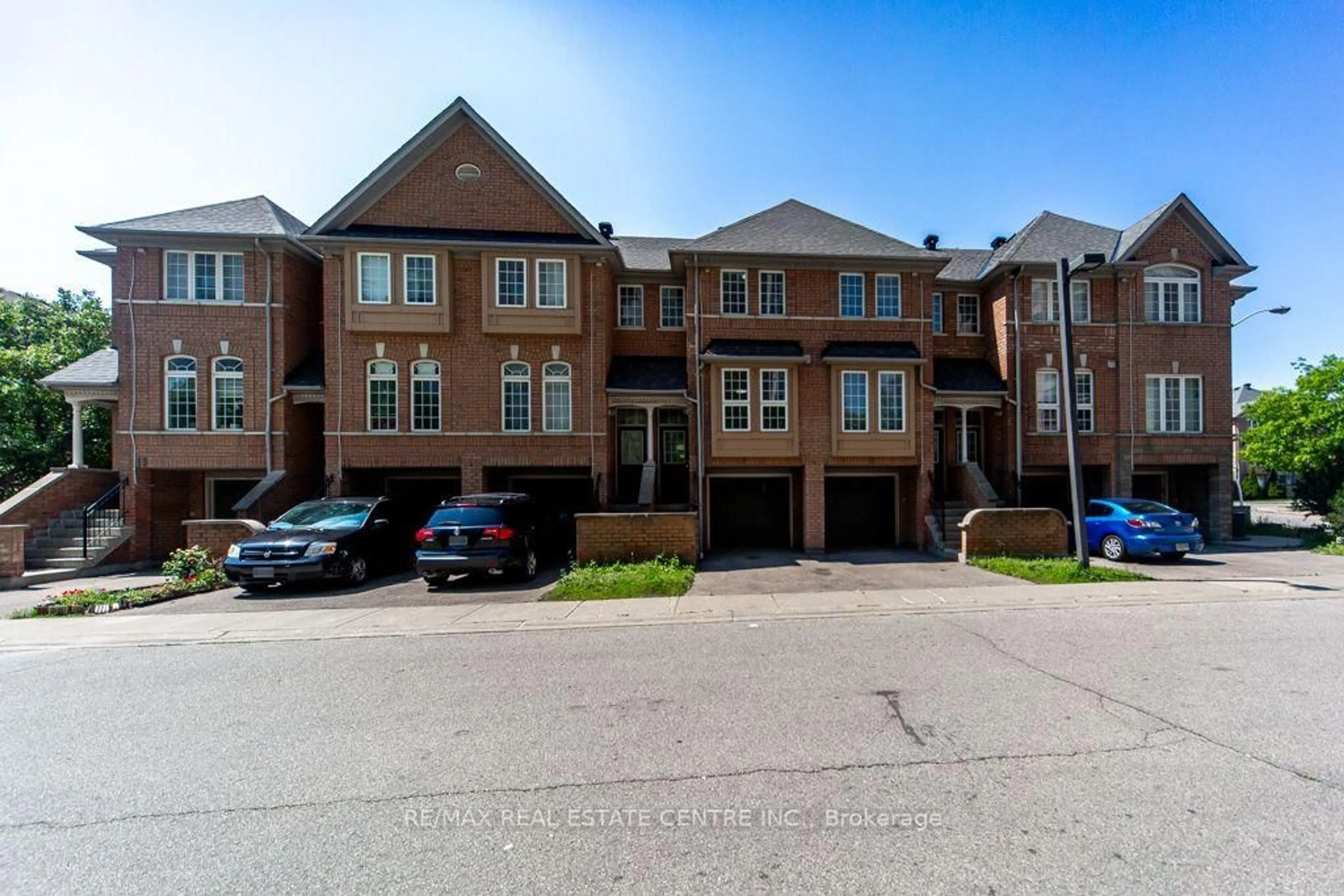 A pic from outside/outdoor area/front of a property/back of a property/a pic from drone, street for 50 Strathaven Dr #7, Mississauga Ontario L5R 4E7