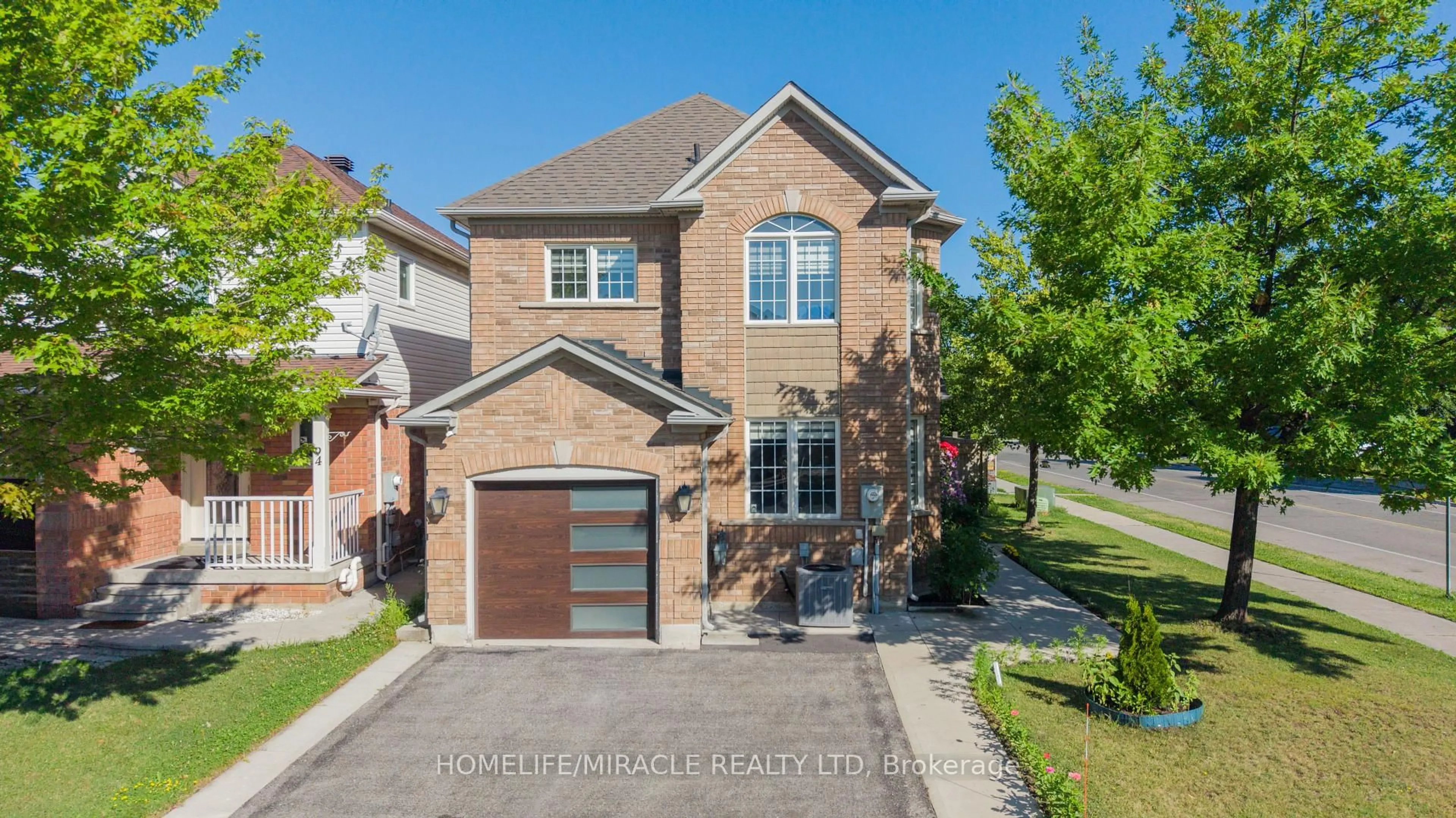 Home with brick exterior material, street for 324 Edenbrook Hill Dr, Brampton Ontario L7A 2L3