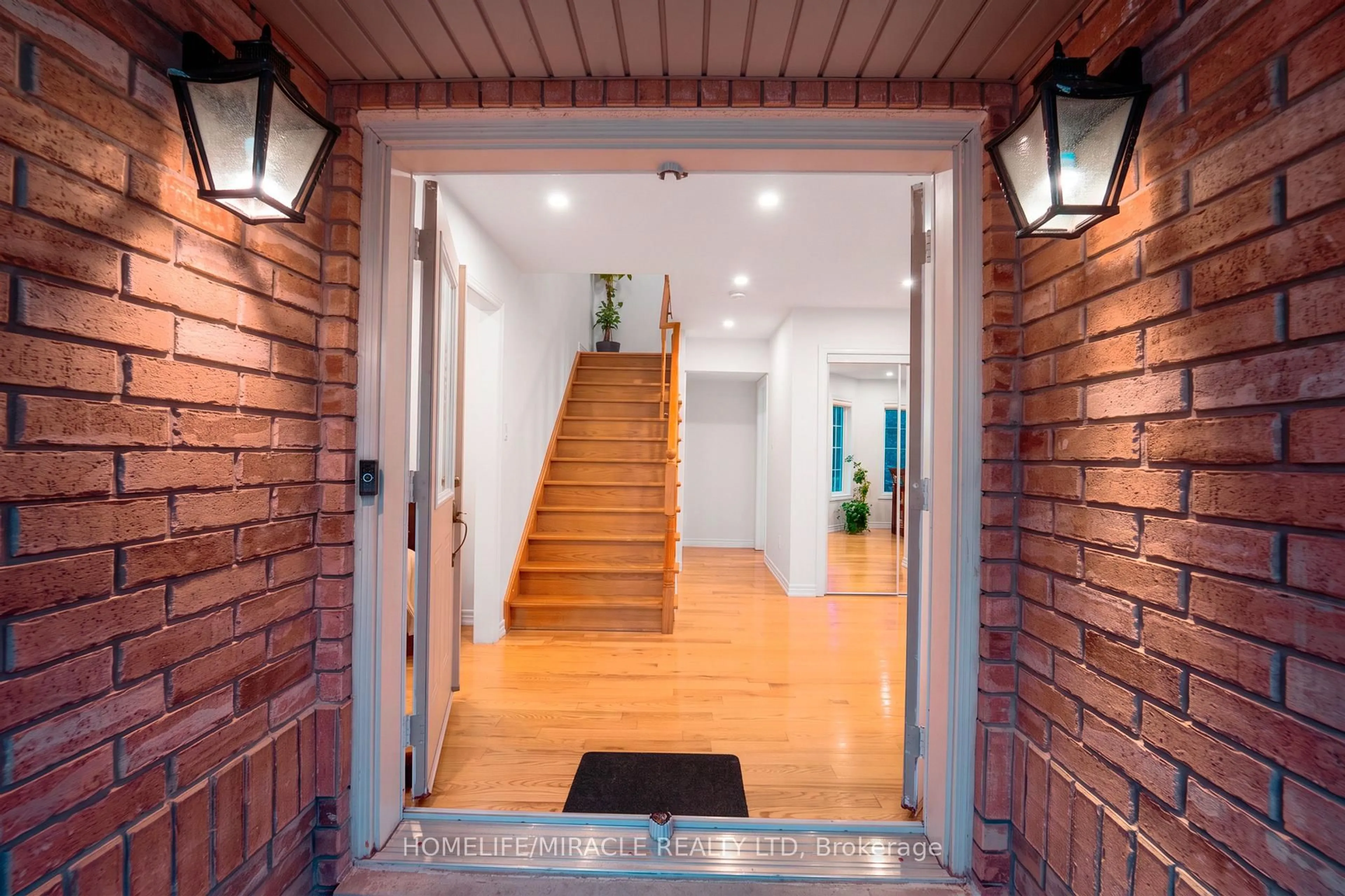 Indoor entryway for 324 Edenbrook Hill Dr, Brampton Ontario L7A 2L3