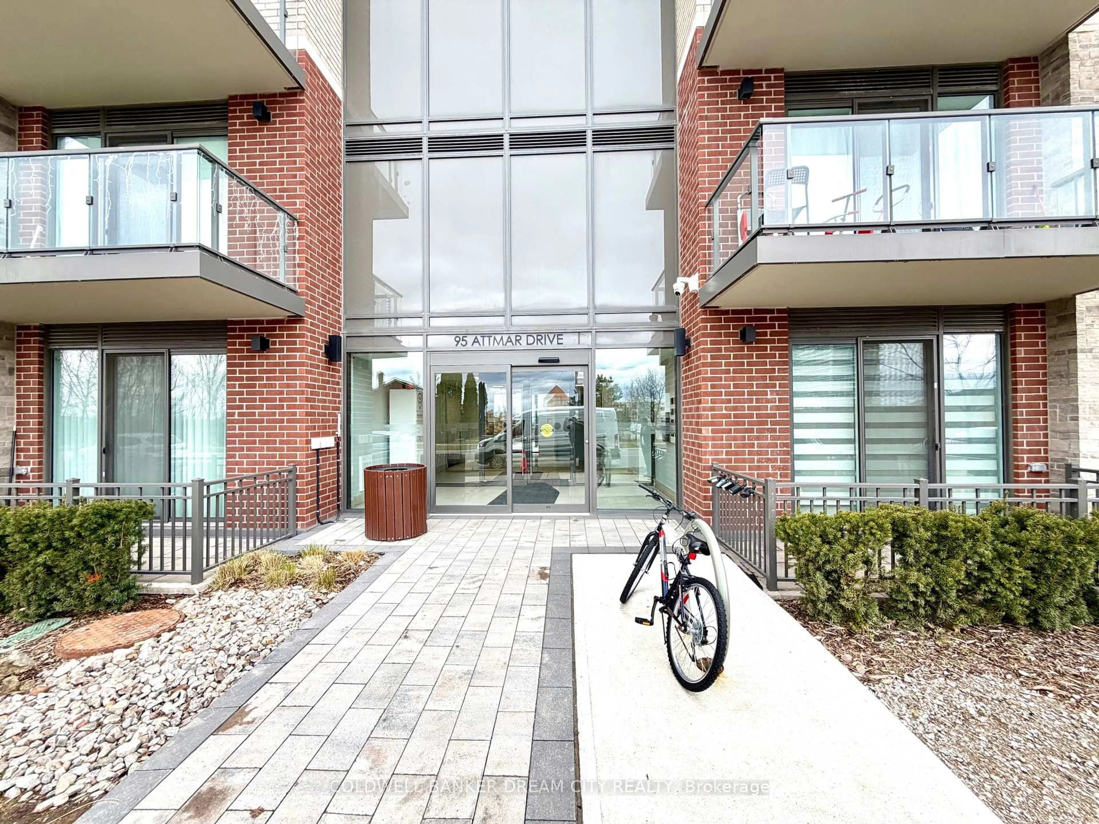 Indoor foyer for 95 Attmar Dr #113, Brampton Ontario L6P 0Y6