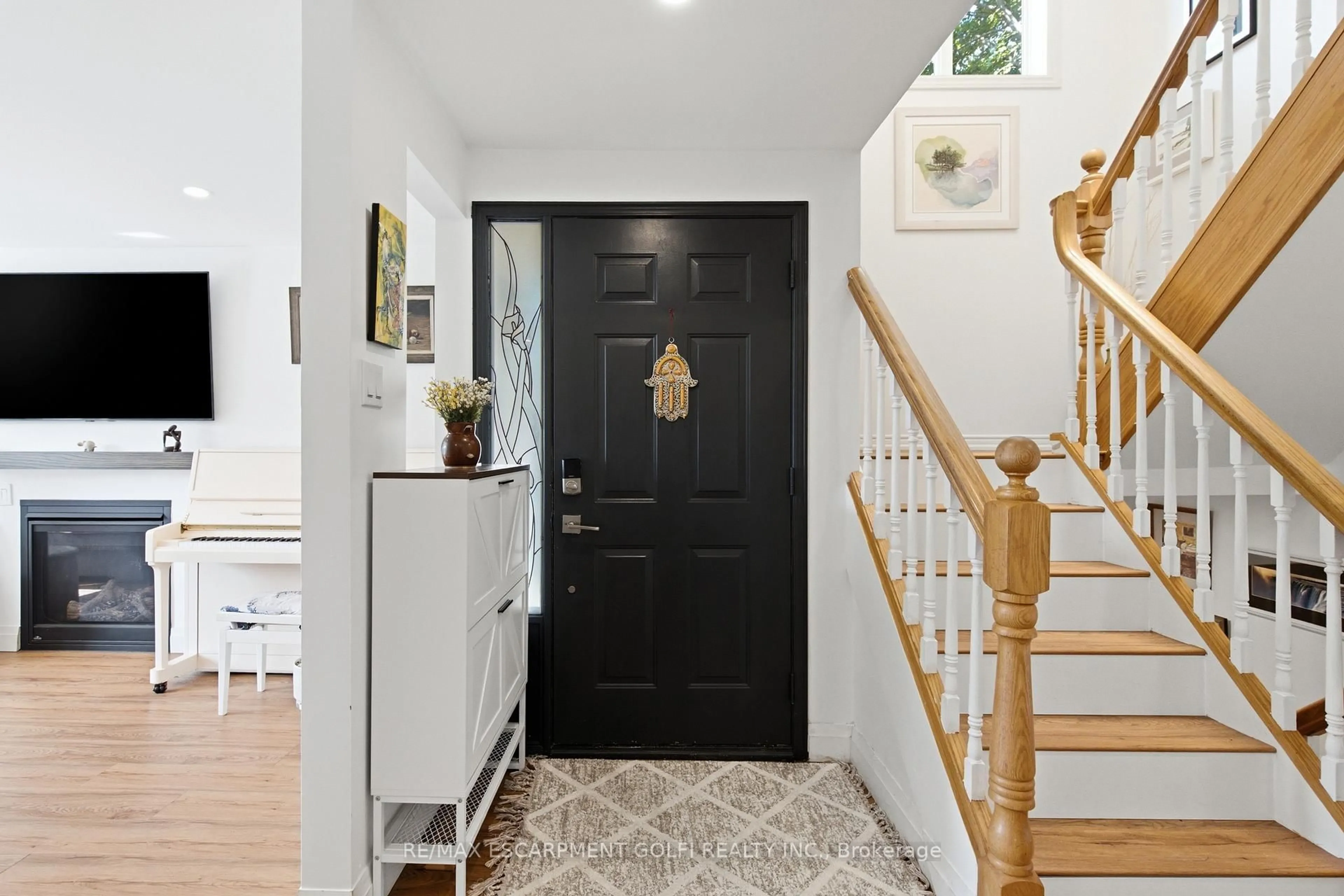Indoor entryway for 1503 Upper Middle Rd #1, Burlington Ontario L7P 4M5
